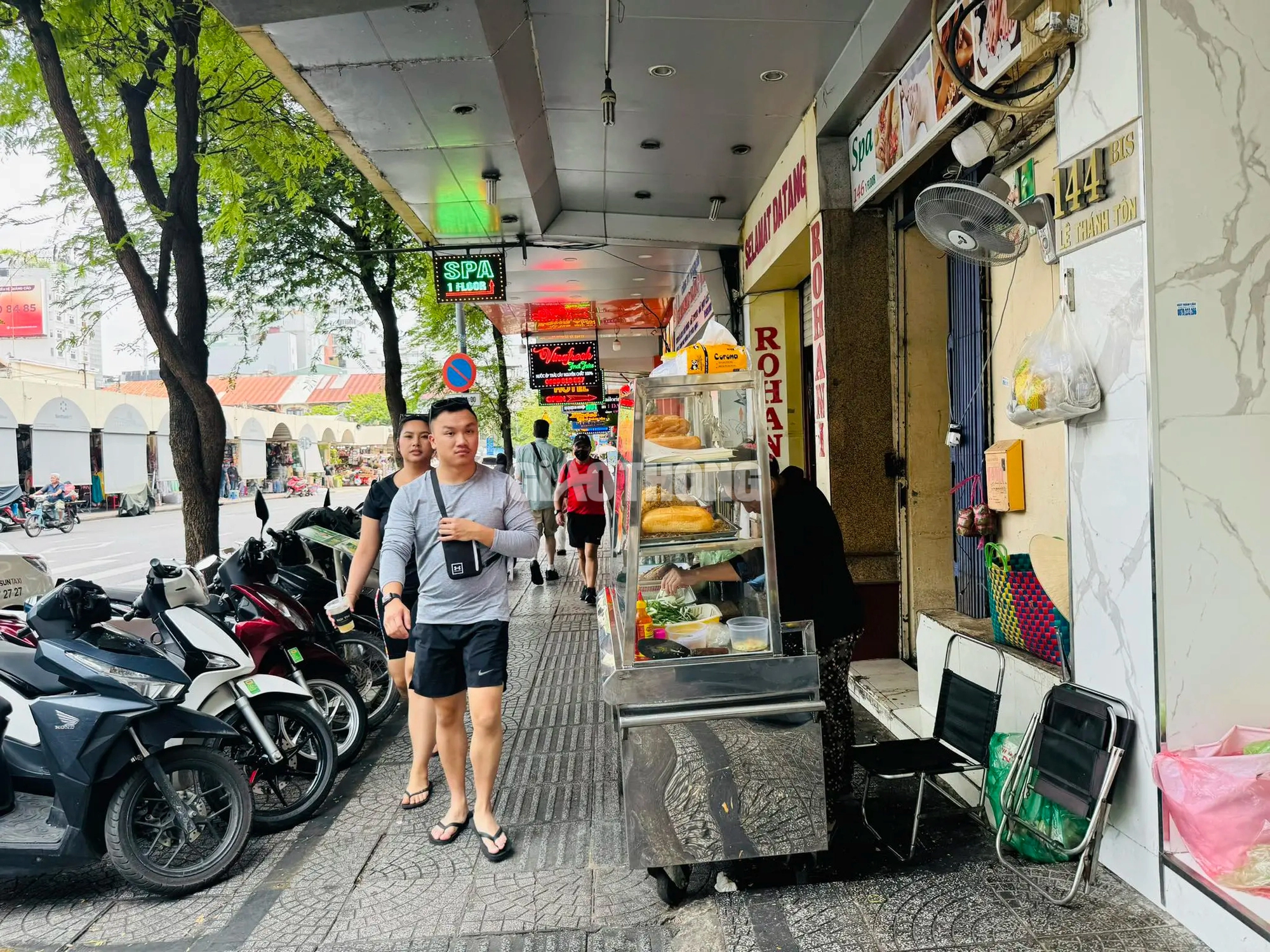 TP.HCM: Trả phí thuê vỉa hè, người dân thoát cảnh nơm nớp chạy trốn nhân viên đô thị- Ảnh 21. TP.HCM: Trả phí thuê vỉa hè, người dân thoát cảnh nơm nớp chạy trốn nhân viên đô thị- Ảnh 21.