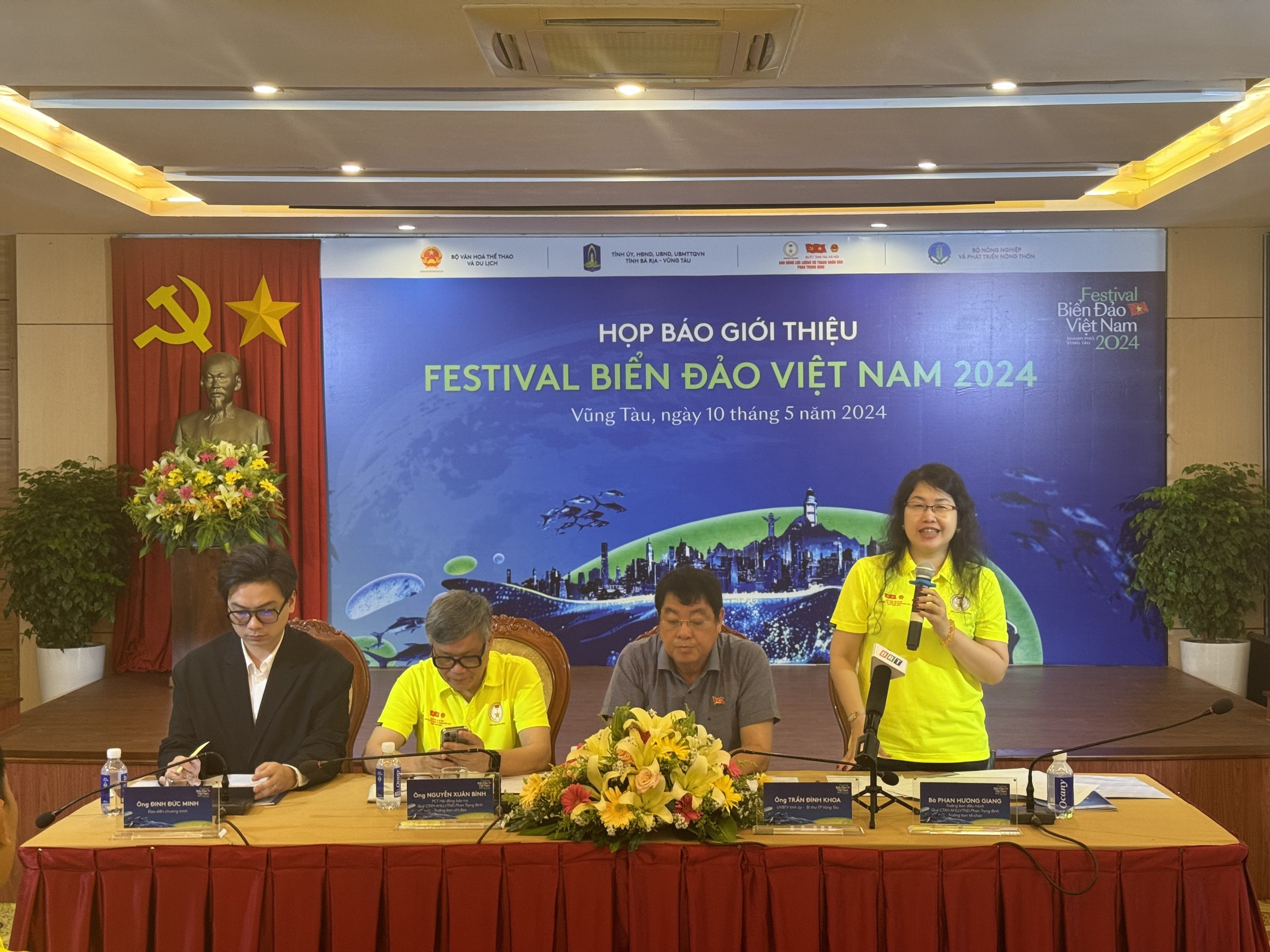 Bà Phan Hương Giang, Trưởng ban tổ chức đang giải đáp thắc mắc của báo chí