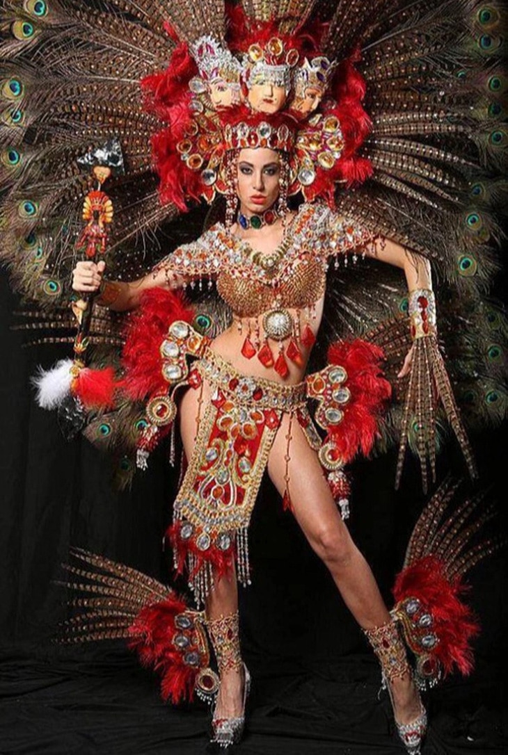 Người đẹp Nastassja Bolivar đến từ Nicaragua có màn trình diễn ấn tượng với bộ váy rực rỡ lấy ý tưởng từ hình mẫu người phụ nữ. Theo đó, thiết kế có sự kết hợp ba nhân vật cổ: Ixchel (nữ thần sinh sản), Xilonen (nữ thần ngô) và nàng công chúa thổ dân Suche Malinche. Đây là trang phục dân tộc đẹp nhất tại Miss Universe 2013