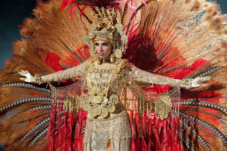 Người đẹp Panama giành giải thưởng trang phục dân tộc đẹp nhất tại Universe 2011. Thiết kế đậm chất không khí lễ hội, tạo ấn tượng về chất liệu, màu sắc và thần thái của người trình diễn