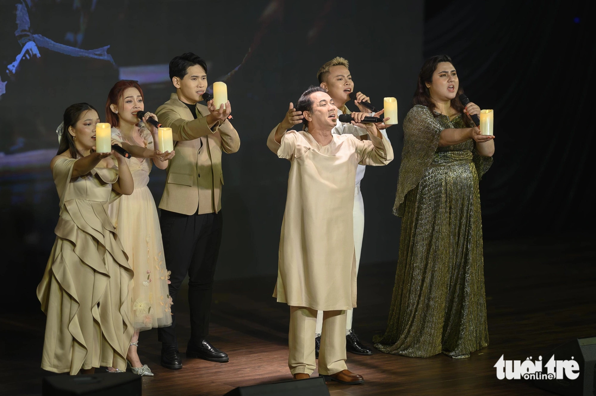 Nghệ sĩ Thành Lộc hòa giọng cùng nhóm ITS trong ca khúc Tôi, một người mù trích từ nhạc kịch Tiên Nga - Ảnh: HỒ LAM