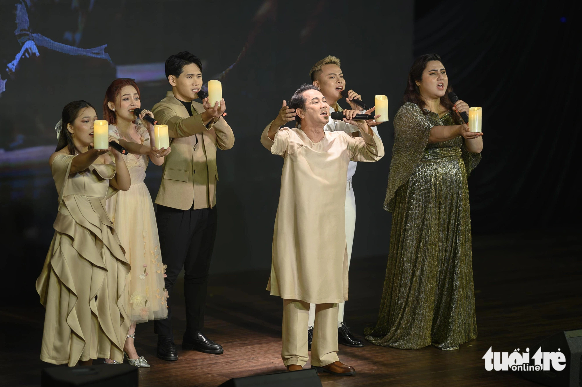 Thành Lộc và Impact Theatre Saigon: Để nước Việt cũng có những vở nhạc kịch nổi tiếng- Ảnh 2. Nghệ sĩ Thành Lộc hòa giọng cùng nhóm ITS trong ca khúc Tôi, một người mù trích từ nhạc kịch Tiên Nga - Ảnh: HỒ LAM