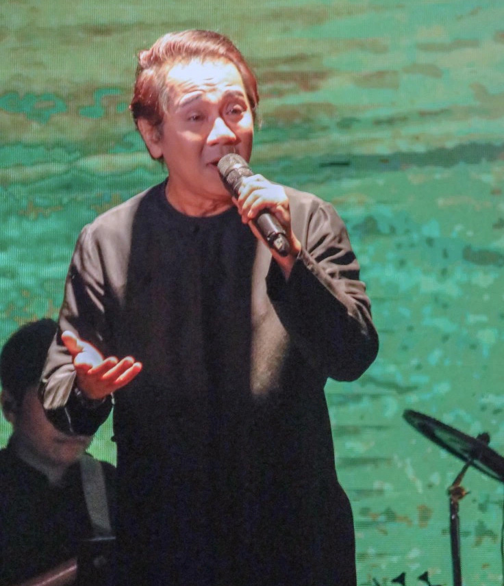 Thành Lộc và Impact Theatre Saigon: Để nước Việt cũng có những vở nhạc kịch nổi tiếng- Ảnh 3. Nghệ sĩ Thành Lộc hát với phần múa minh họa của hai vũ công trong chuỗi bài hát Có chàng trai viết lên cây, Đi qua bóng đêm và Ngày em xa quê - Ảnh: HỒ LAM