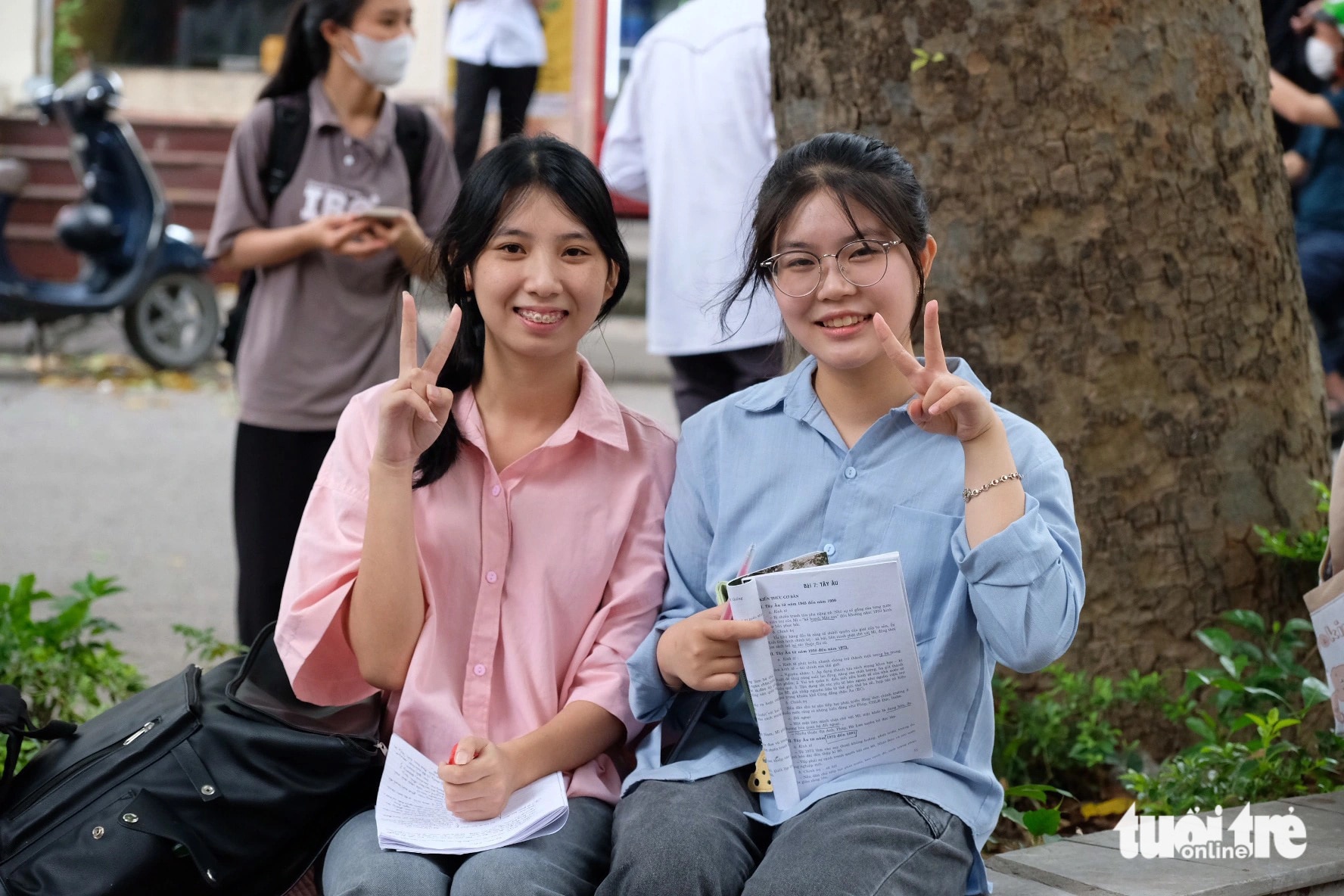 Nhật Minh và Minh Ánh cùng lựa chọn theo đuổi nghề giáo viên vì được truyền cảm hứng từ mẹ - Ảnh: NGUYÊN BẢO