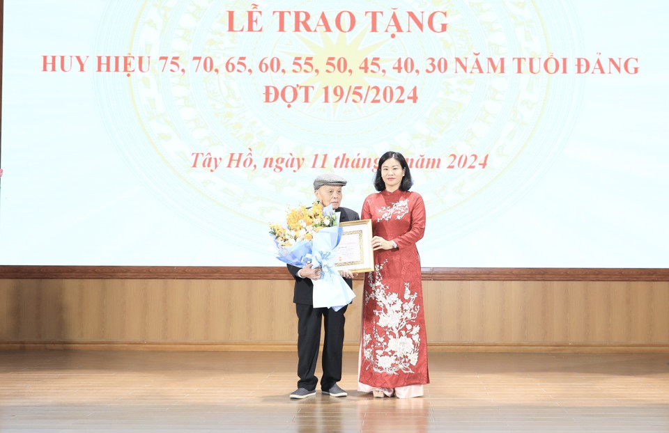 Ph&oacute; B&iacute; thư Thường trực Th&agrave;nh ủy Nguyễn Thị Tuyến trao Huy hiệu cho đảng vi&ecirc;n 75 năm tuổi đảng.