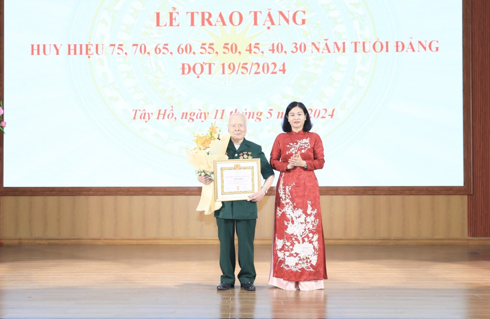 Ph&oacute; B&iacute; thư Thường trực Th&agrave;nh ủy Nguyễn Thị Tuyến trao Huy hiệu cho đảng vi&ecirc;n 70 năm tuổi Đảng.