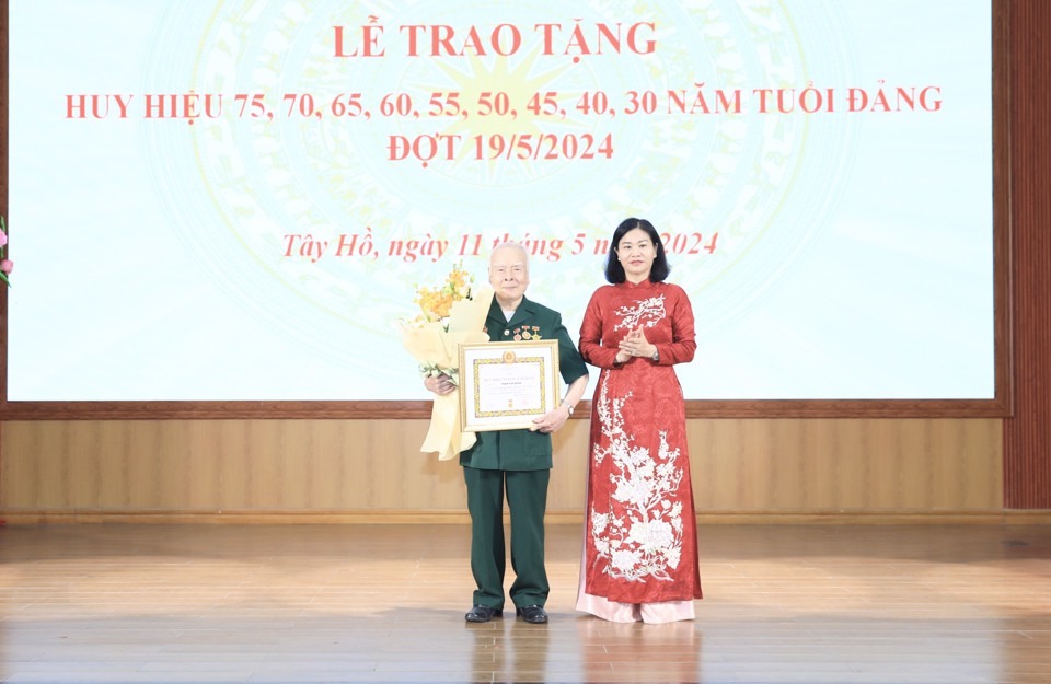 Phó Bí thư Thường trực Thành ủy Nguyễn Thị Tuyến trao Huy hiệu cho đảng viên 70 năm tuổi Đảng.