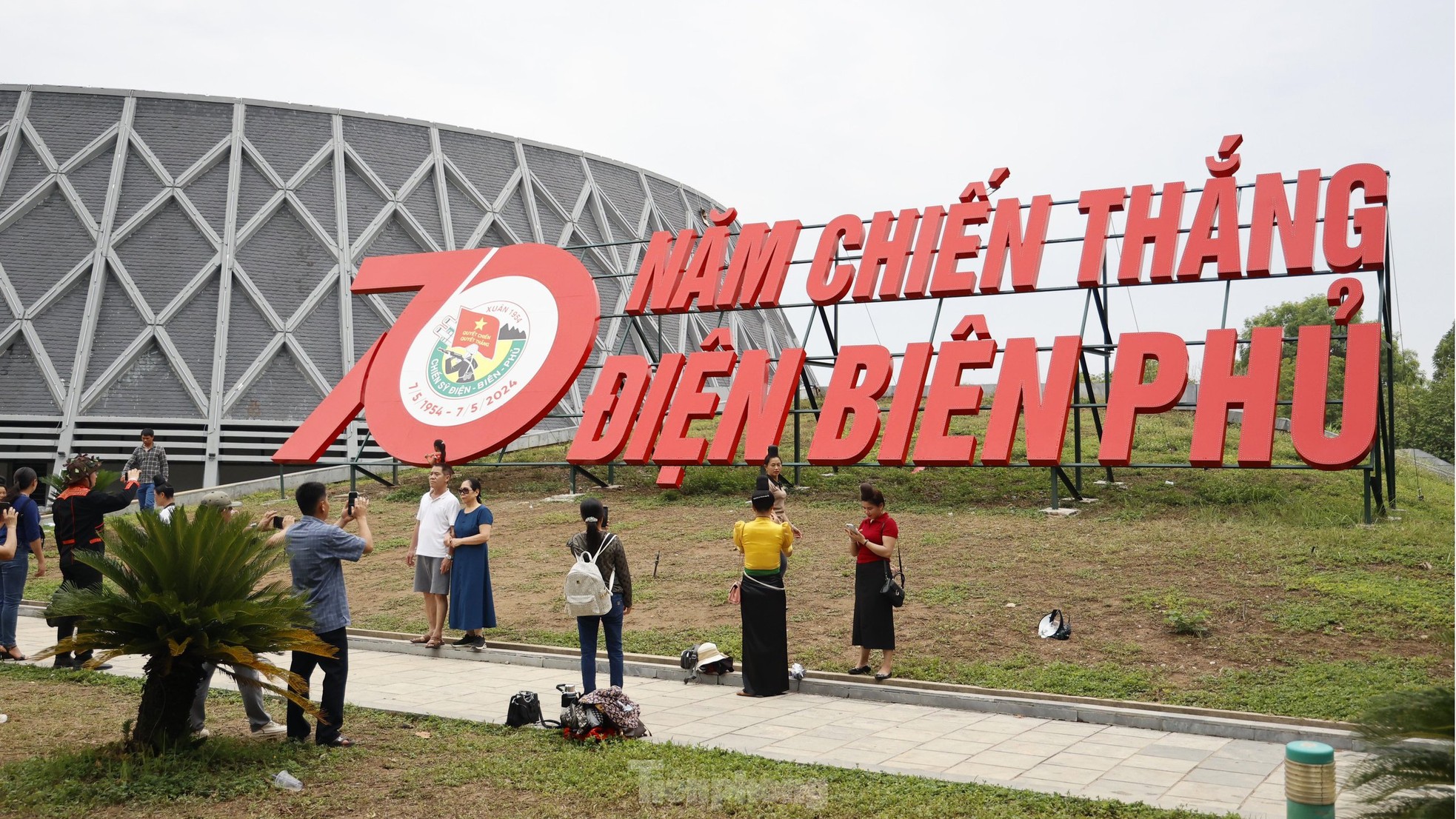 Di tích lịch sử trên khắp Điện Biên đón lượng khách tham quan kỷ lục sau lễ kỷ niệm 70 năm ảnh 9