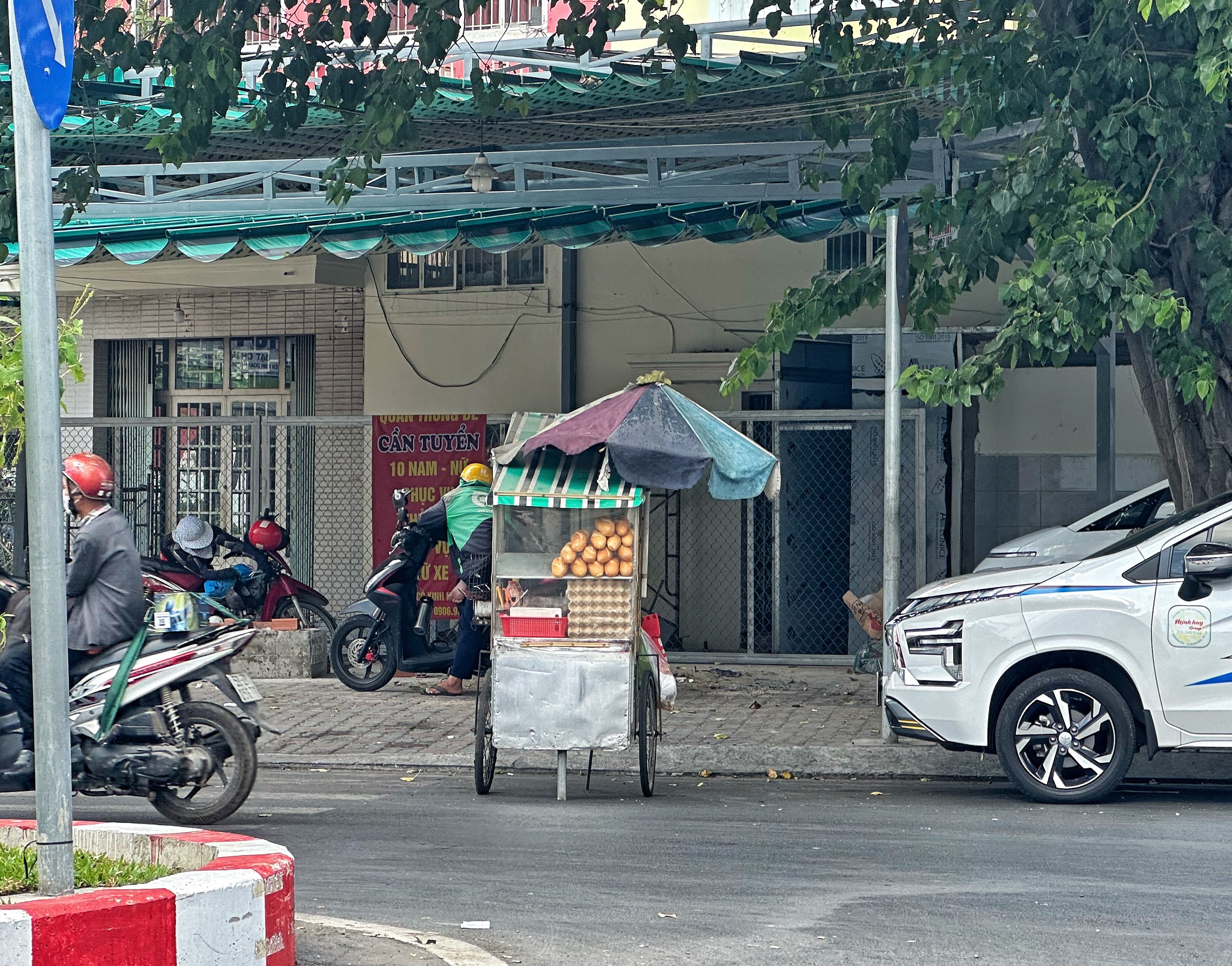Thời tiết TP.HCM nắng nóng, nhiều người né... hàng rong: 'Bị ngộ độc một lần, sợ luôn'- Ảnh 3. Thời tiết TP.HCM nắng nóng, nhiều người né... hàng rong: 'Bị ngộ độc một lần, sợ luôn'- Ảnh 3.