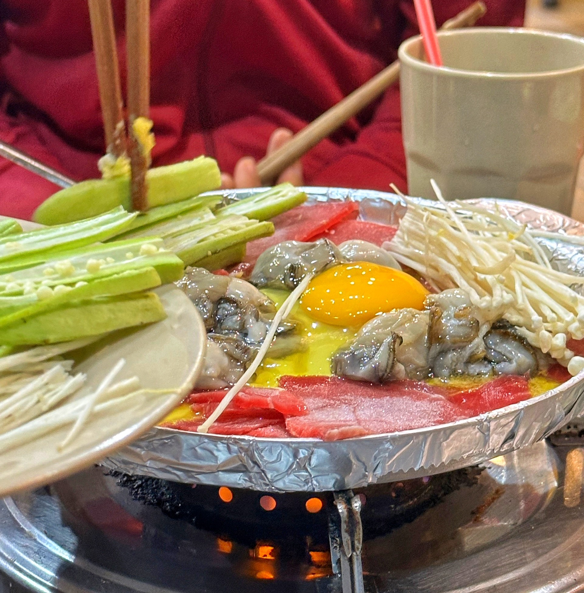 Thời tiết TP.HCM nắng nóng, nhiều người né... hàng rong: 'Bị ngộ độc một lần, sợ luôn'- Ảnh 4. Chủ quán cũng chú trọng bảo quản thực phẩm mùa nắng nóng