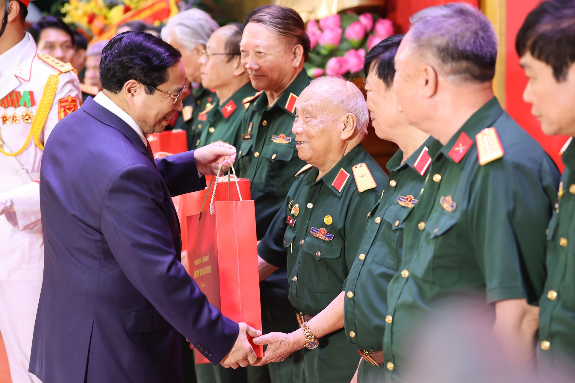 Thủ tướng: Phát huy truyền thống Bộ đội Trường Sơn anh hùng, thực hiện '3 tiên phong' trong thời kỳ mới- Ảnh 5.