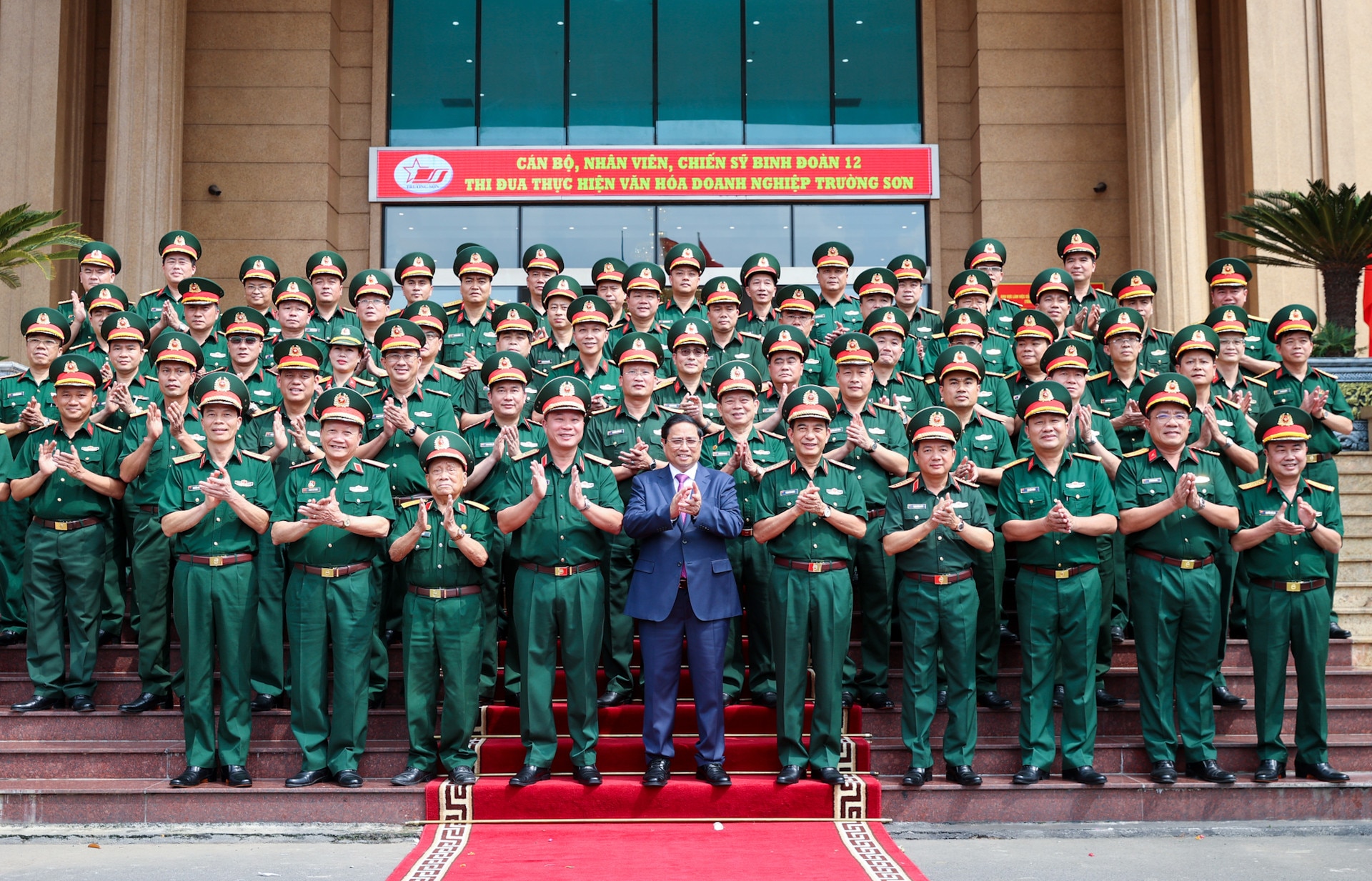 Thủ tướng: Phát huy truyền thống Bộ đội Trường Sơn anh hùng, thực hiện '3 tiên phong' trong thời kỳ mới- Ảnh 7.