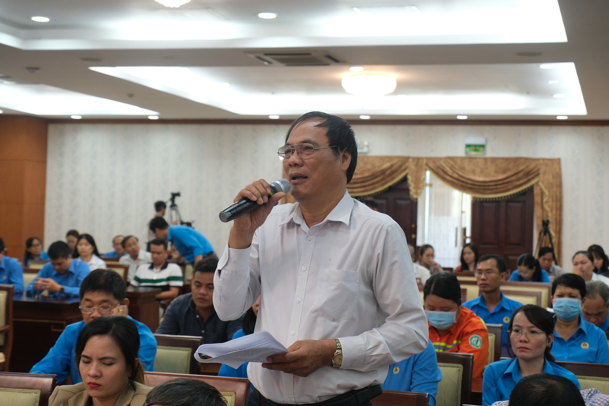 Ông Trần Thanh Sơn - chủ tịch công đoàn Công ty TNHH May Song Ngọc - cho biết nhiều công nhân lâu năm có tay nghề tốt ở công ty muốn nghỉ việc chờ hưởng bảo hiểm xã hội một lần - Ảnh: VŨ THỦY