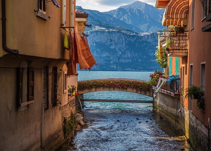 Sông Aril cũng là một trong những dòng sông ngắn nhất thế giới mà du khách không thể bỏ qua nếu có dịp đến thăm làng Cassone nằm ở nước Ý xinh đẹp. Ảnh Dulichluhanh