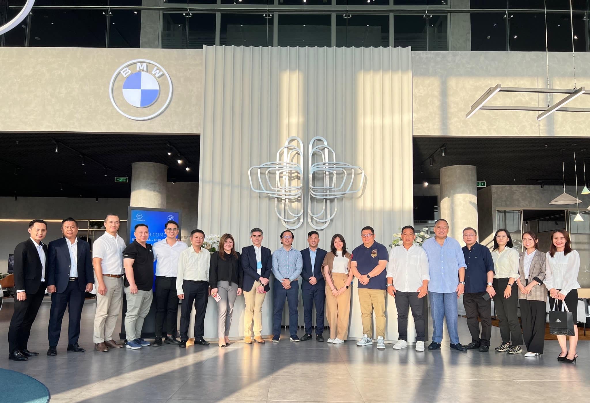 Đón tiếp đoàn khách của BMW Asia ghé tham quan Showroom BMW-MINI-BMW Motorrad Bình Dương_1