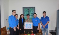 Tuổi trẻ lạng Sơn tặng quà cựu thanh niên xung phong tham gia chiến dịch Điện Biên Phủ. Ảnh: Duy Chiến 