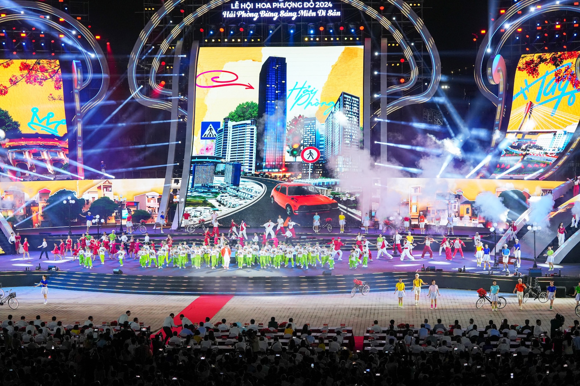 Sân khấu lễ hội Hoa phượng đỏ Hải Phòng 2024 được đánh giá là hoành tráng nhất từ trước đến nay, thu hút hàng vạn người dân, du khách - Ảnh: T. THẮNG