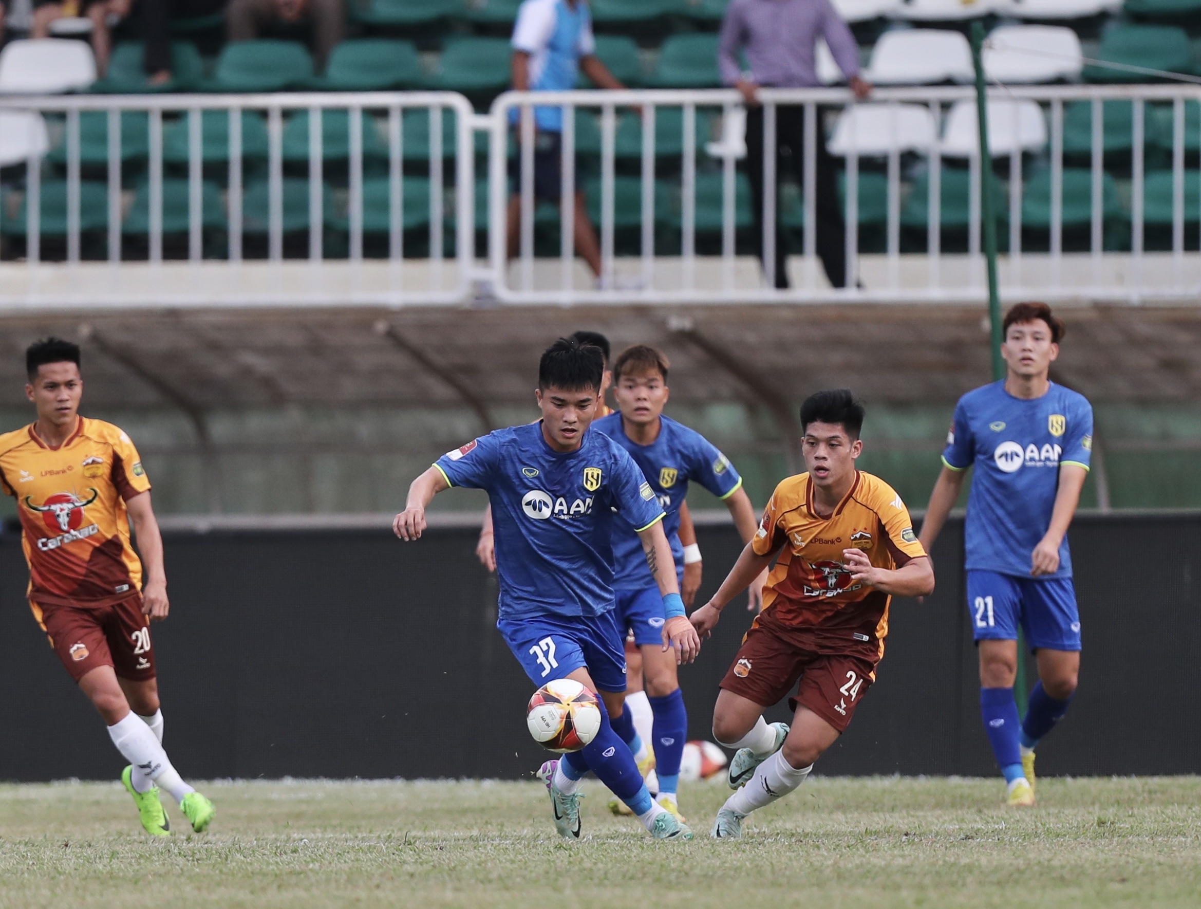 V-League: Rơi vào cảnh rất ngặt nghèo, SLNA bắt buộc phải thay 'tướng' trẻ - Ảnh 2. Tính đến lúc này, SLNA (áo xanh) có chuỗi 8 trận không biết chiến thắng tại V-League