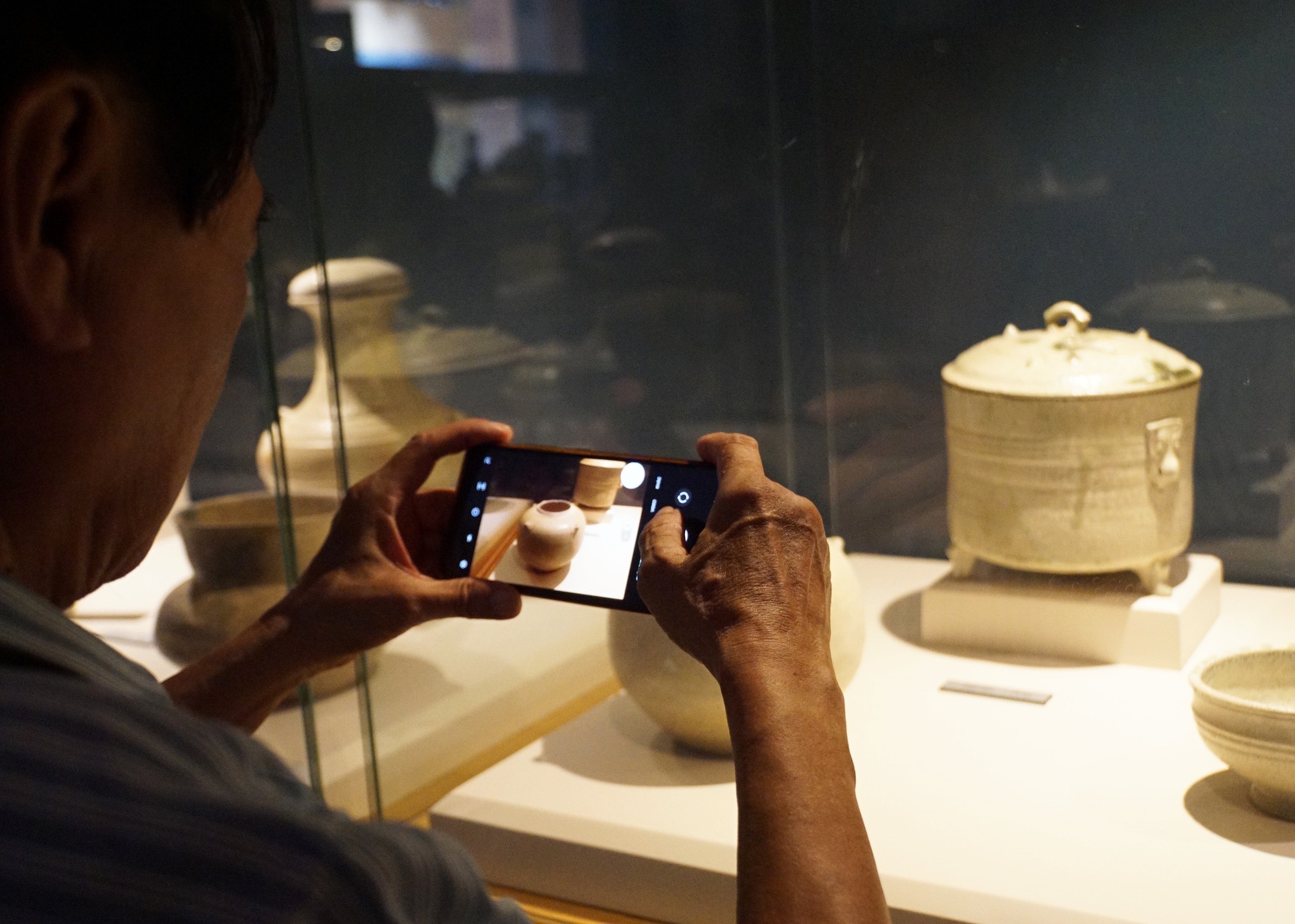 Người dân, du khách chụp hình lưu lại các hiện vật cổ được trưng bày trong Bảo tàng Hải Phòng - Ảnh: TIẾN THẮNG