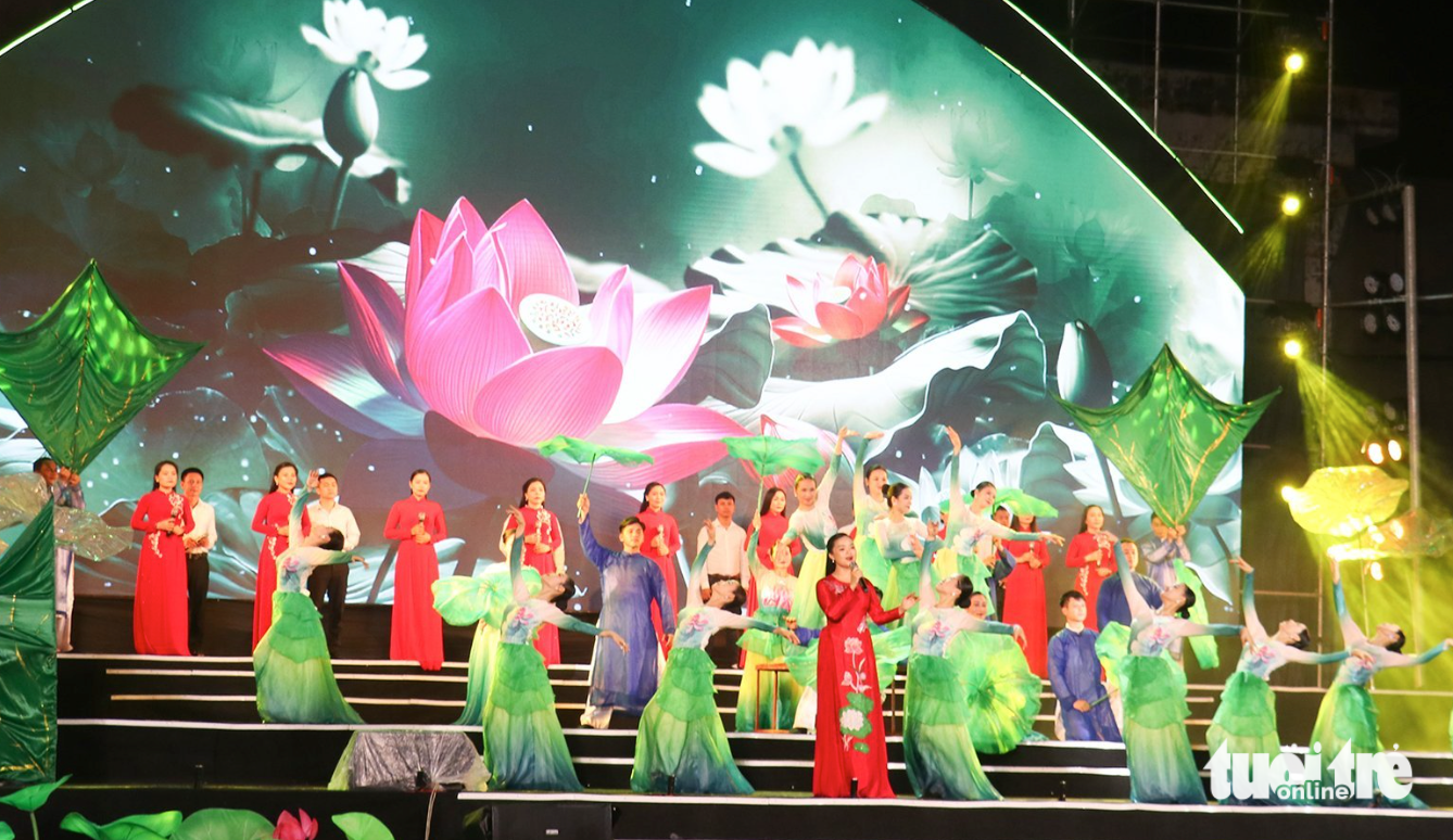 Lễ hội Làng Sen 'Quê hương mùa sen nở'- Ảnh 2. Chương trình nghệ thuật Quê hương mùa sen nở - Ảnh: DOÃN HÒA
