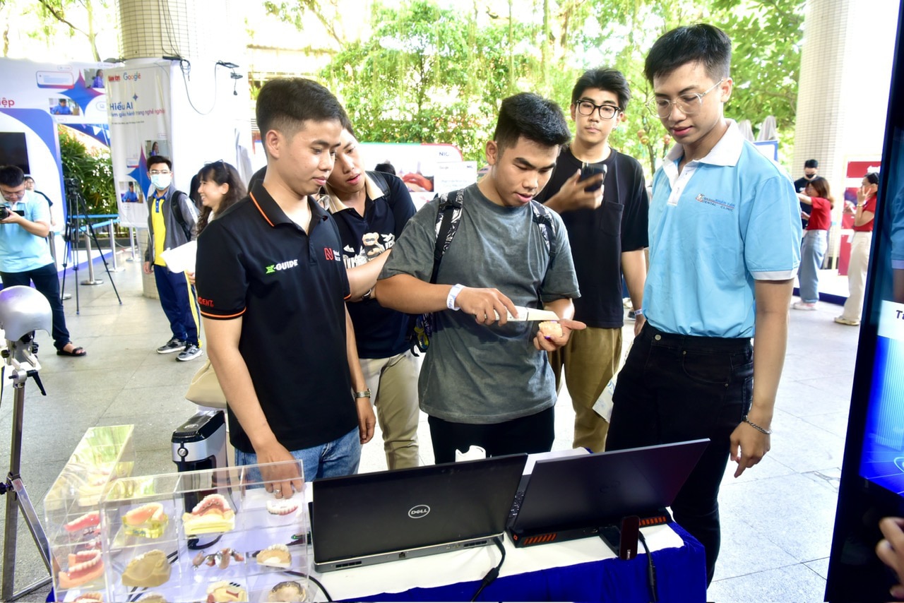 Bạn Nguyễn Thành Luân (ngụ huyện Hóc Môn) sử dụng máy scan mini công nghệ tiên tiến của ngành nha khoa tại gian hàng Nha khoa Nhân Tâm trong sự kiện AI Day - Ảnh: T.T.D