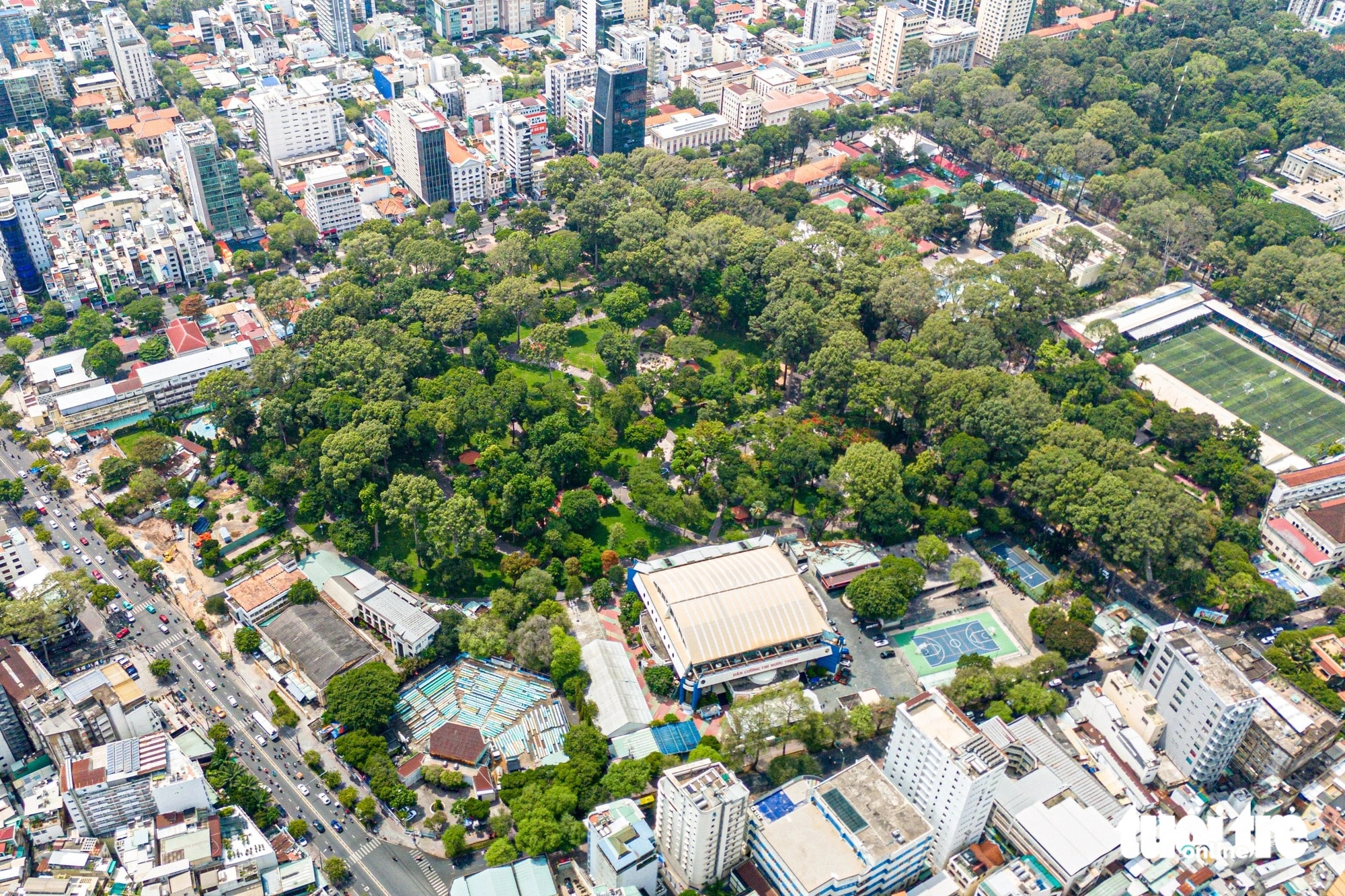 Công viên Tao Đàn trên đường Trương Định (phường Bến Thành, quận 1). Với diện tích hơn 10ha, nơi đây được bao phủ bởi bóng mát của hơn 1.000 cây xanh và không ít trong số đó là cổ thụ