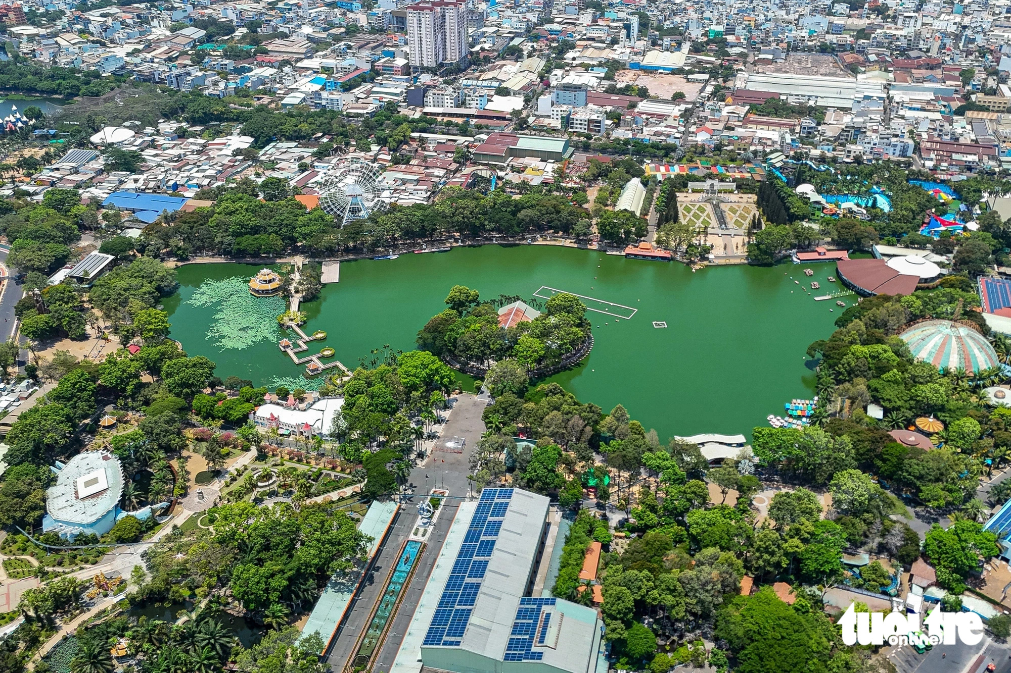 Ngắm những công viên cây xanh rộng lớn, điểm trốn nắng lý tưởng giữa lòng TP.HCM- Ảnh 12. Công viên văn hóa Đầm Sen được thành lập vào năm 1999, thuộc phường 3 (quận 11). Nơi đây có diện tích khoảng 3ha. Ngoài mảng cây xanh rộng lớn và nhiều loài động vật được bảo tồn, công viên còn nổi tiếng với hệ thống công trình vui chơi, giải trí thu hút người dân đến vui chơi, dã ngoại