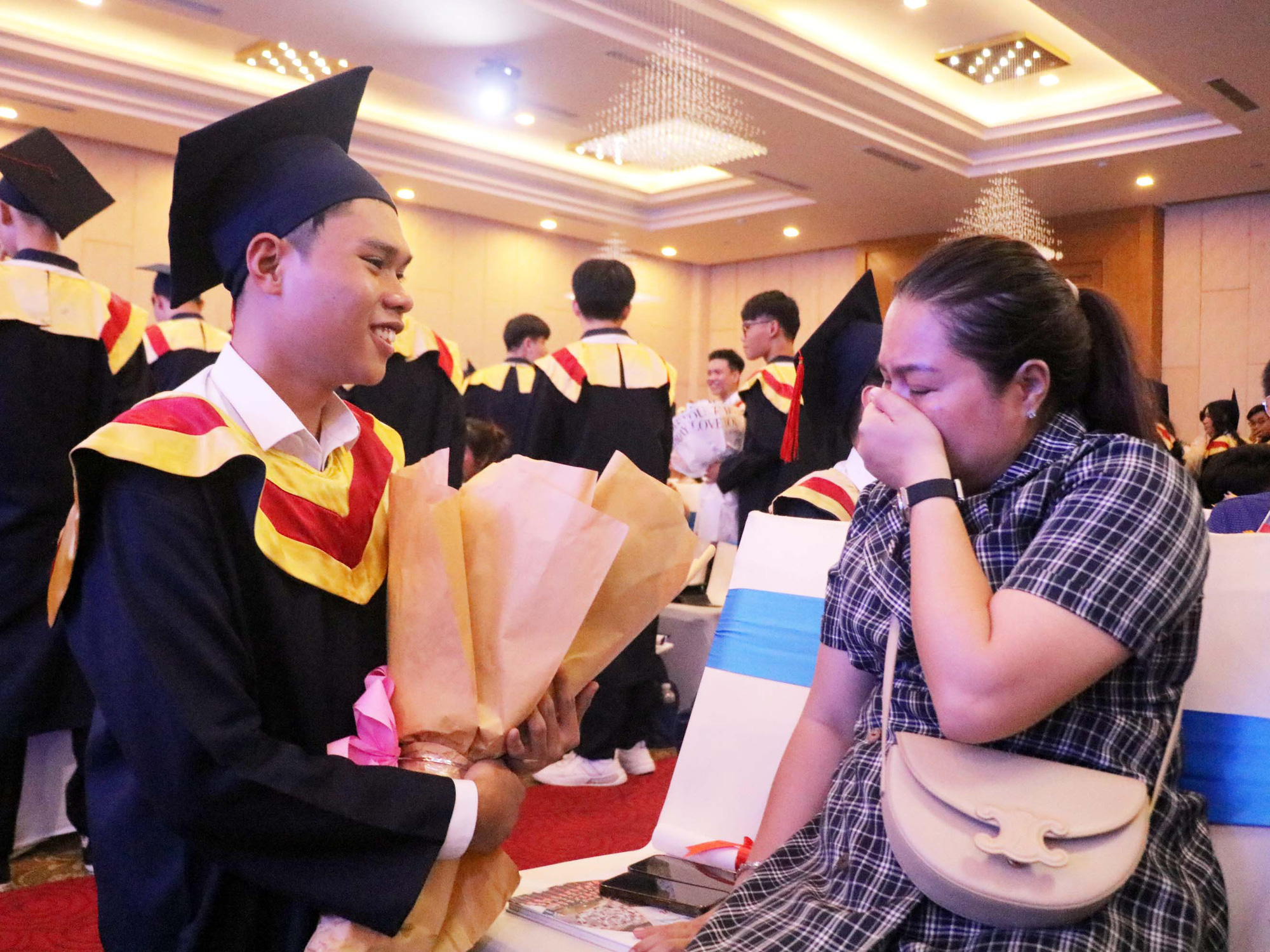 Nhiều giọt nước mắt của phụ huynh, học sinh đã rơi trong giờ phút tri ân Thiếu ngoại, không biết cuộc đời con ra sao…- Ảnh 3.