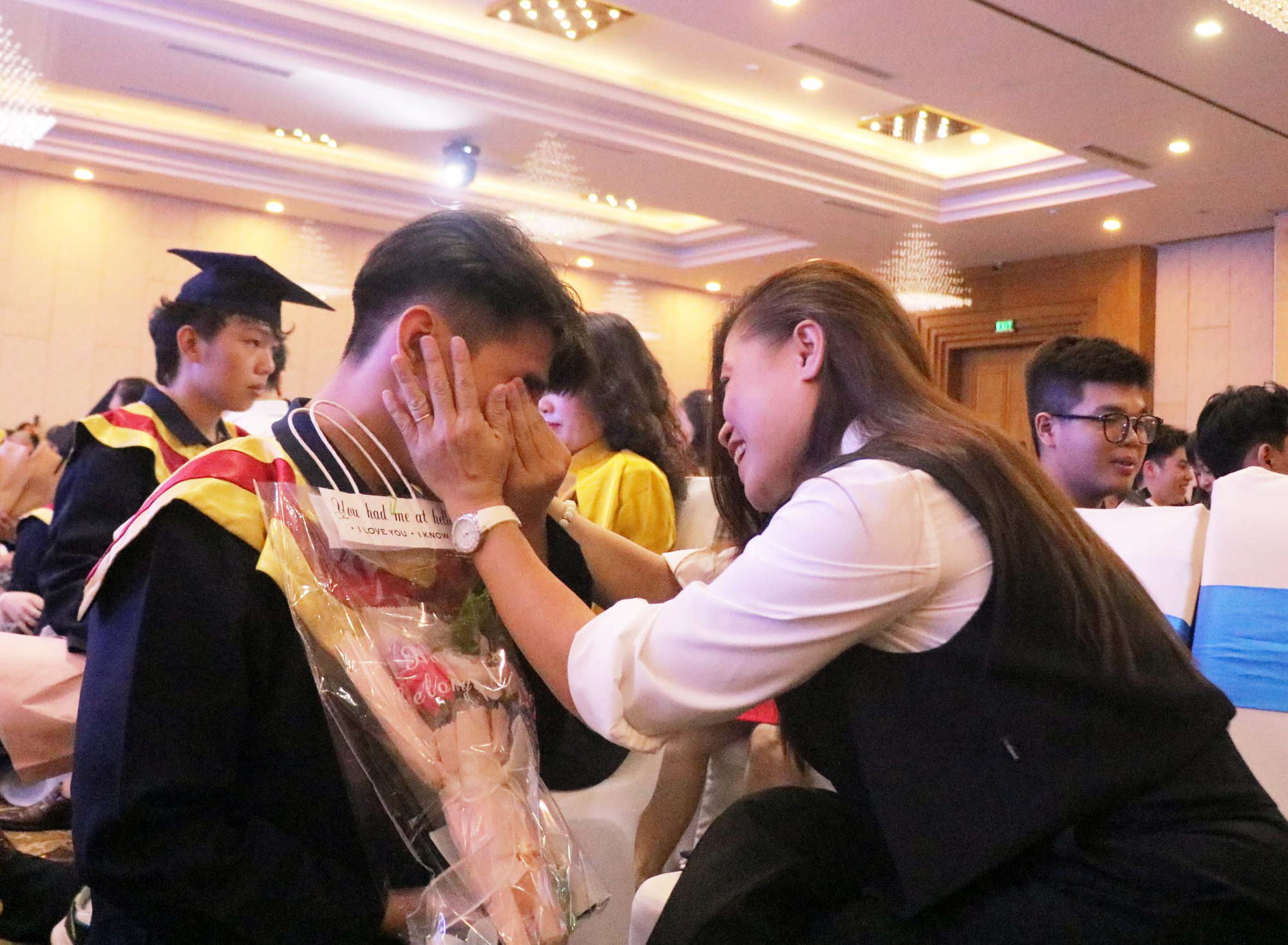 Nhiều giọt nước mắt của phụ huynh, học sinh đã rơi trong giờ phút tri ân Thiếu ngoại, không biết cuộc đời con ra sao…- Ảnh 4.