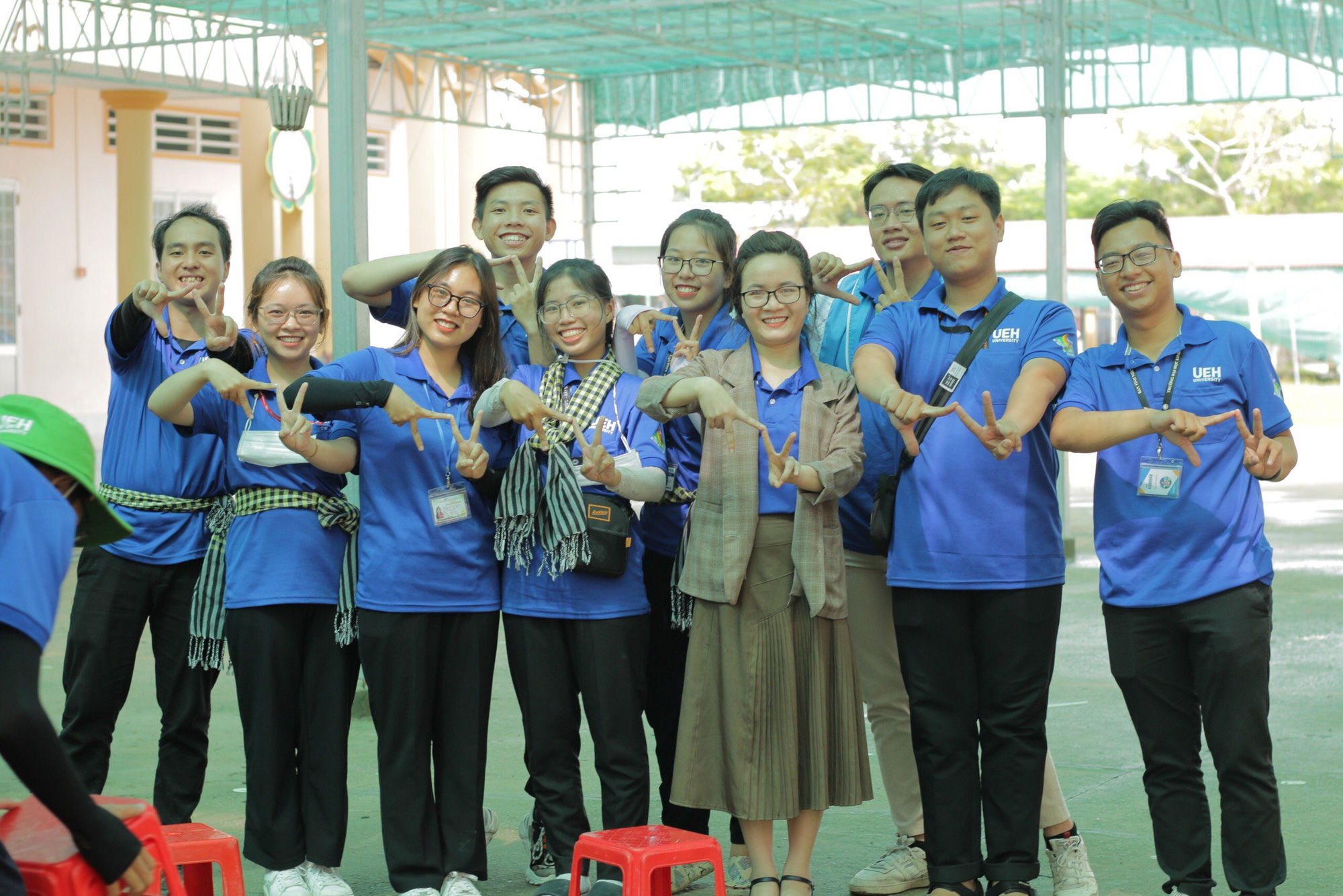Muốn học Bác một cách tự nhiên nhất- Ảnh 4. Kim Ngân (hàng đầu, thứ ba từ trái sang) được Hội Sinh viên Việt Nam TP.HCM trao bằng khen vì có nhiều thành tích xuất sắc trong chiến dịch Xuân tình nguyện lần thứ 15 - năm 2023.