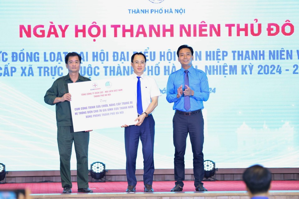 Tặng biển Cụm công trình sửa chữa, nâng cấp, trang bị mới hệ thống điện cho 70 gia đình cựu thanh niên xung phong cho Hội Cựu thanh niên xung phong TP Hà Nội