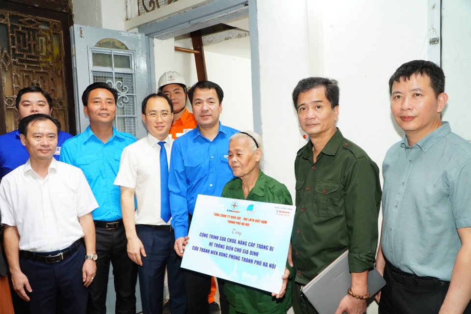Bàn giao công trình sửa chữa, nâng cấp, trang bị hệ thống điện cho gia đình bà Nguyễn Thị Huệ ở quận Hoàn Kiếm
