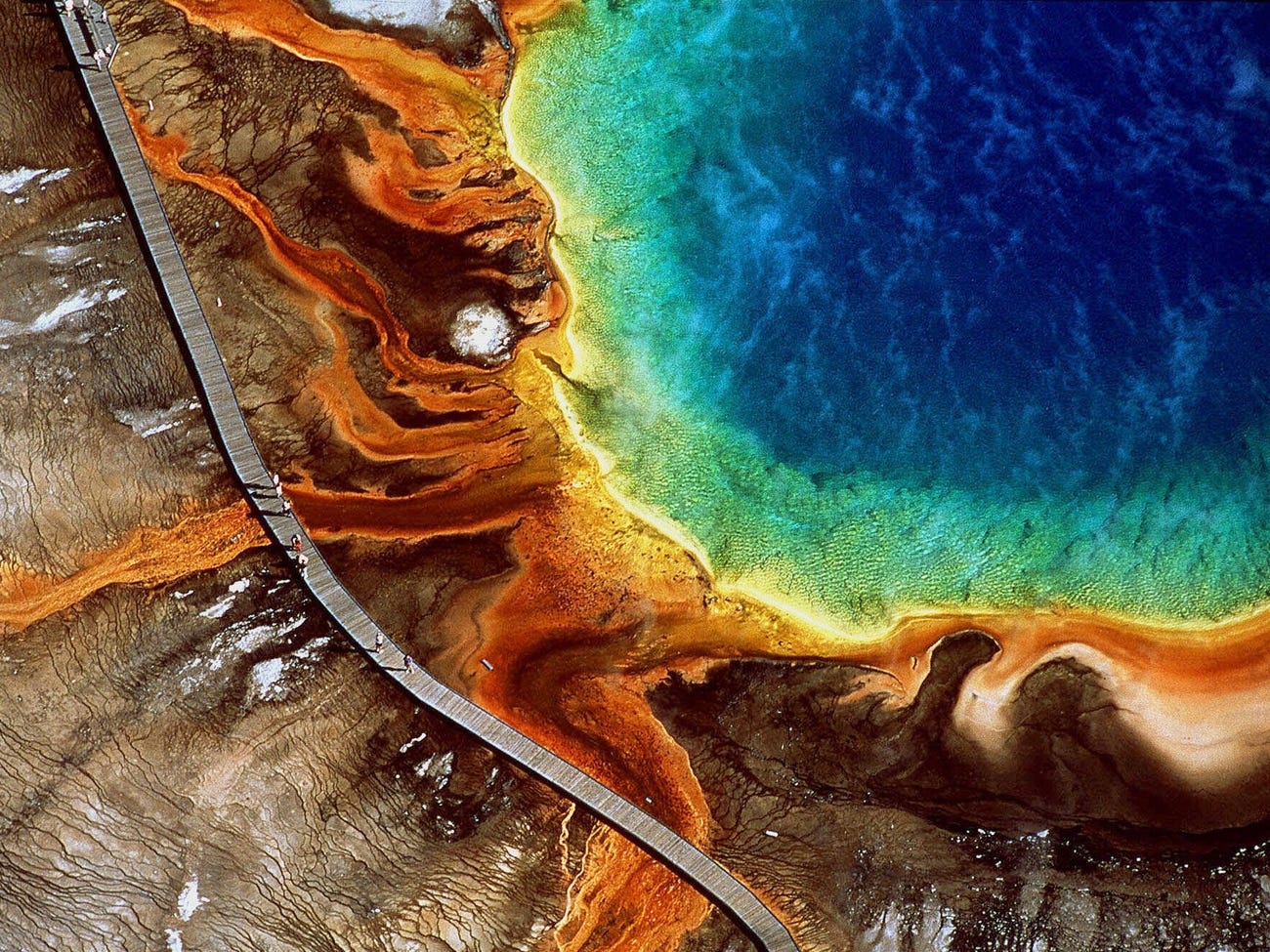 15 bức ảnh kỳ quan thiên nhiên trông như photoshop nhưng thực chất không phải- Ảnh 4. Grand Prismatic Spring ở Yellowstone là suối nước nóng lớn nhất ở Mỹ. Atlas Obscura đưa tin, vi khuẩn đầy màu sắc phát triển mạnh bên trong hồ, tạo nên những vòng cầu vồng tuyệt đẹp