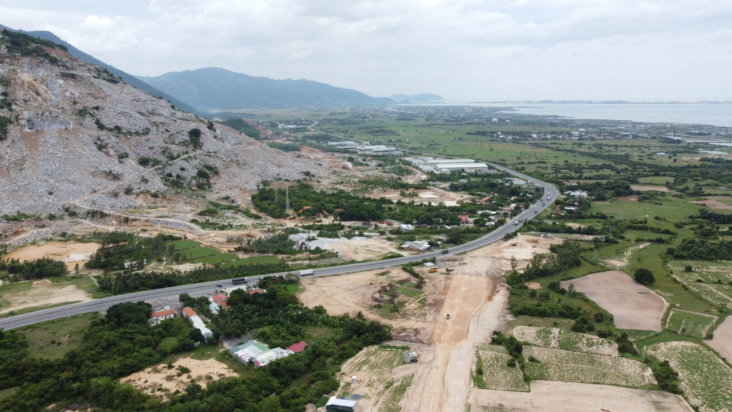 Vì sao cần điều chỉnh hướng tuyến đường ven biển 2.000 tỷ ở Khánh Hòa?- Ảnh 3. Vì sao cần điều chỉnh hướng tuyến đường ven biển 2.000 tỷ ở Khánh Hòa?- Ảnh 3.