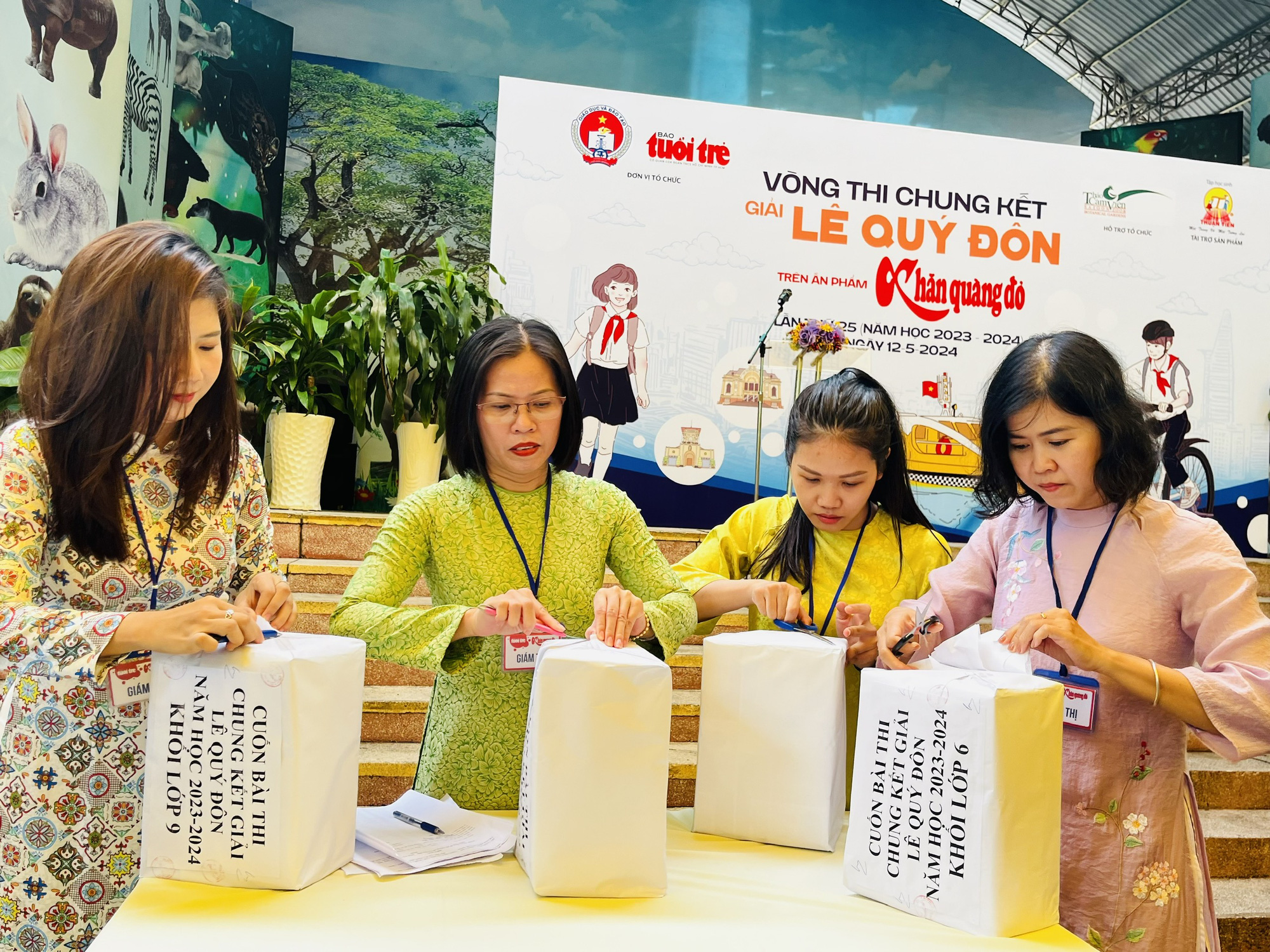 Học sinh làm hướng dẫn viên du lịch tranh tài giải Lê Quý Đôn- Ảnh 3. Giây phút bóc đề thi Giải Lê Quý Đôn để phát cho học sinh - Ảnh: MỸ DUNG