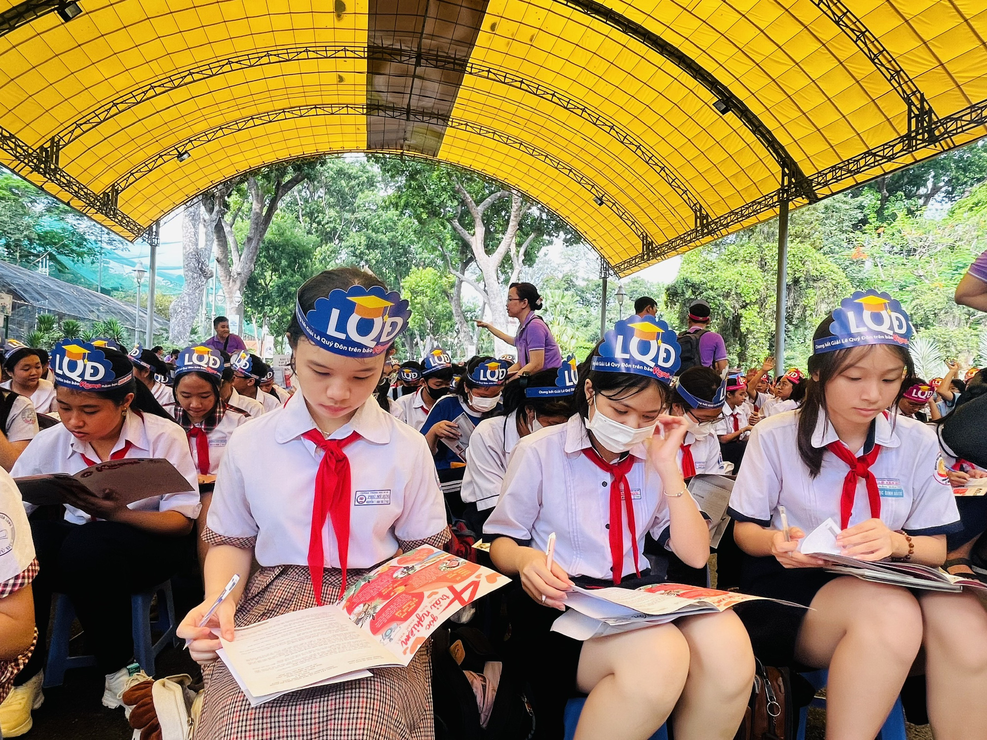 Học sinh làm hướng dẫn viên du lịch tranh tài giải Lê Quý Đôn- Ảnh 5. Học sinh tranh giải Lê Quý Đôn sau khi nhận được đề thi sáng 12-5 - Ảnh: MỸ DUNG
