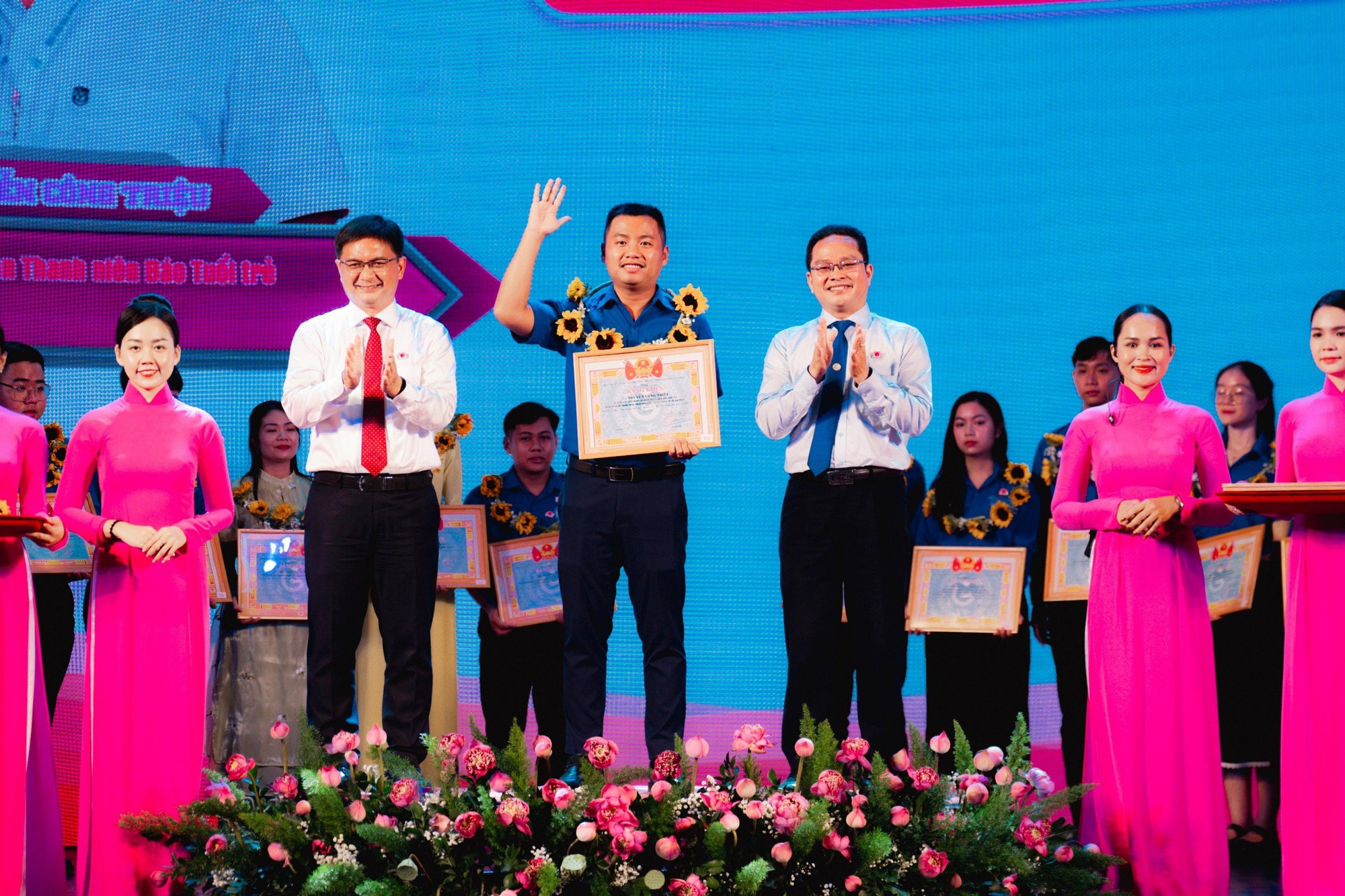 Phóng viên Công Triệu của báo Tuổi Trẻ (hàng đầu, giữa) là 1 trong 55 điển hình thanh niên tiên tiến tiêu biểu được nhận bằng khen của Thành Đoàn TP.HCM - Ảnh: THANH HIỆP