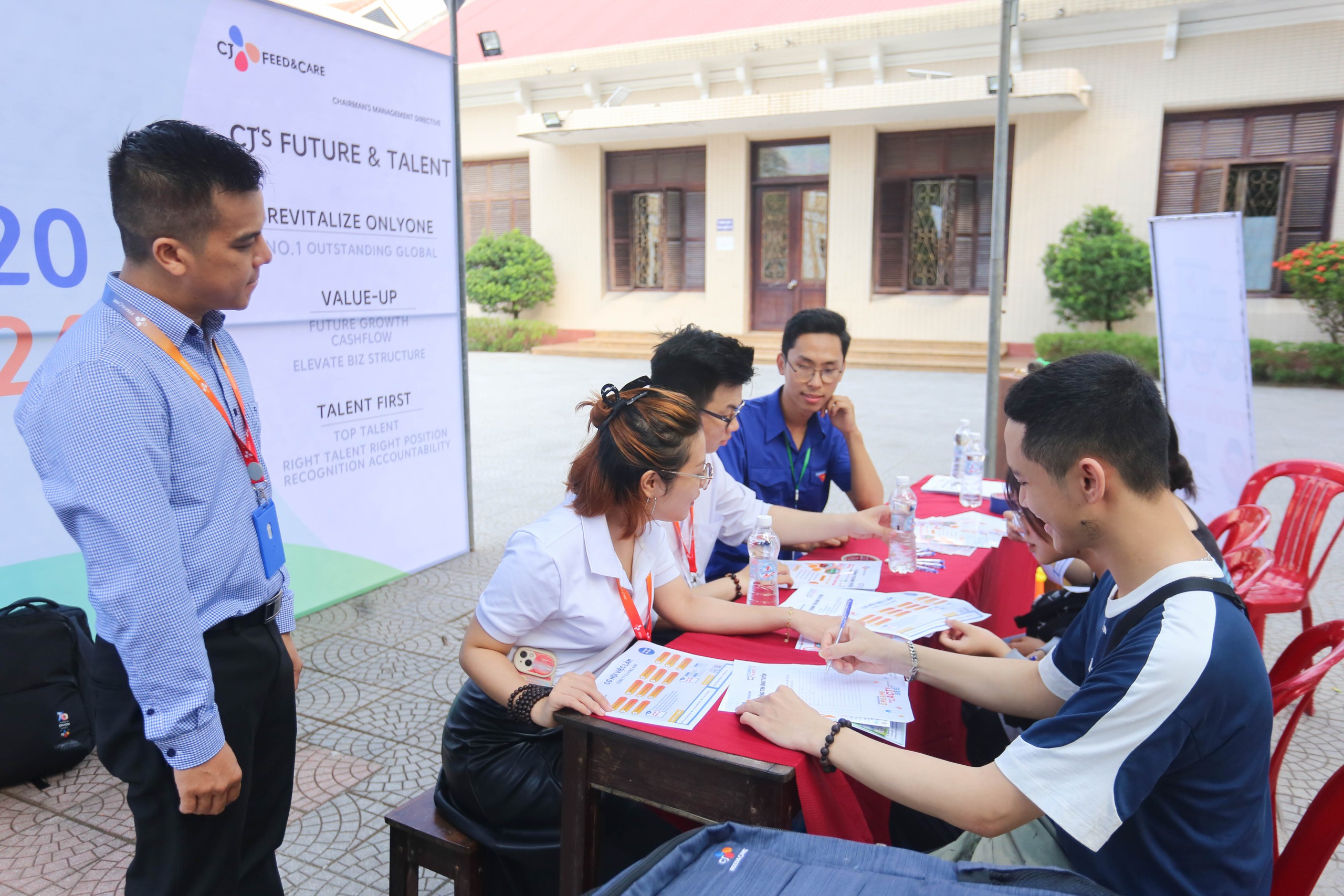 Sinh viên tìm được việc làm tại ngày hội 'Trao cơ hội – Tạo tương lai'- Ảnh 2. Nhiều sinh viên tham gia phỏng vấn trực tiếp với doanh nghiệp, tìm được việc làm ngay sau khi ra trường