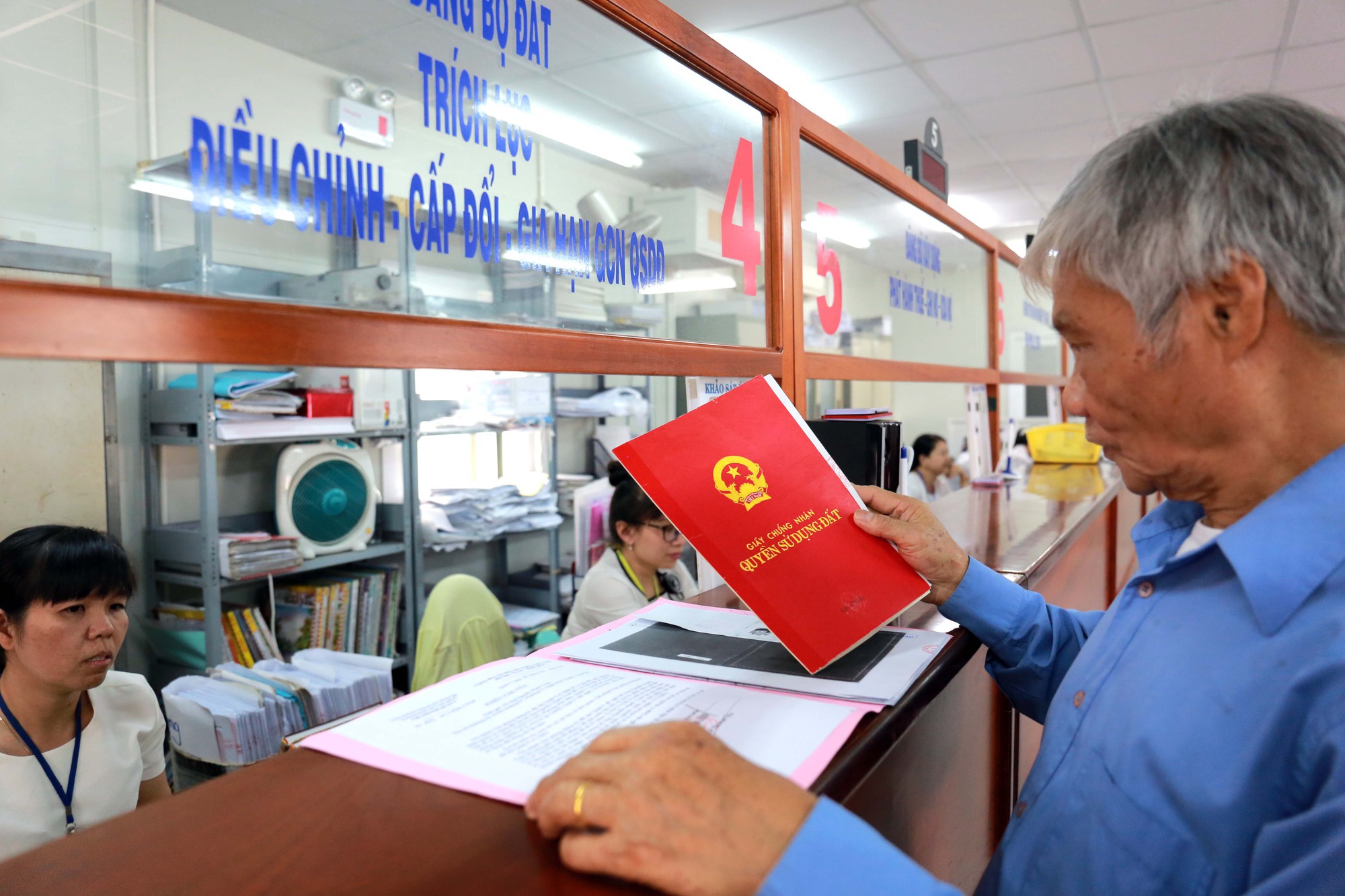 Bộ TN-MT đề xuất mẫu sổ hồng mới- Ảnh 2. Theo dự thảo, sổ hồng do Bộ TN-MT phát hành theo một mẫu thống nhất và được áp dụng trong phạm vi cả nước đối với mọi loại đất và tài sản khác gắn liền với đất