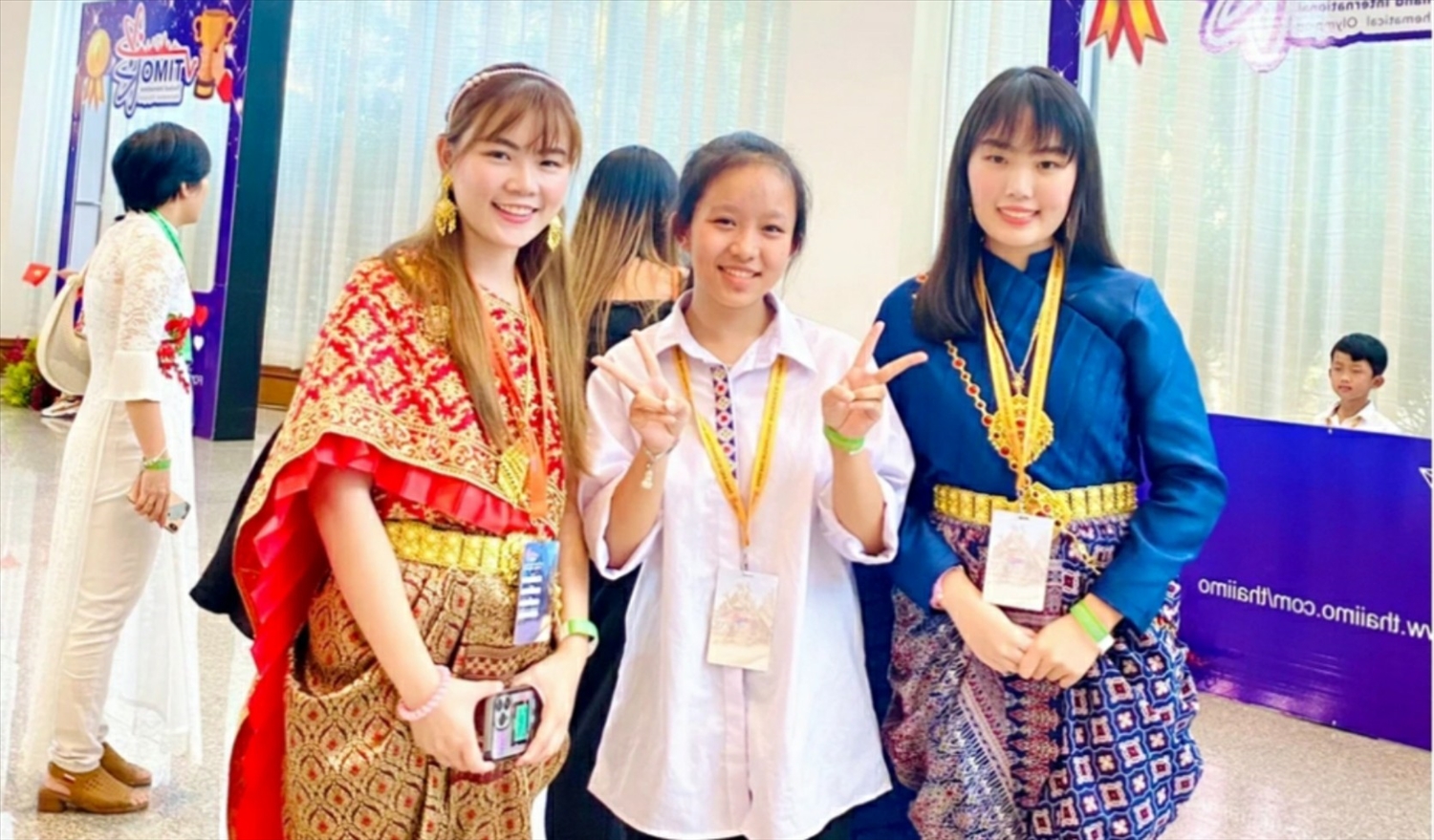 Nguyễn La Vi Na (ở giữa) hiện đang theo học tại Trường THPT DTNT số 1 của tỉnh Nghệ An đã xuất sắc đoạt Huy chương Bạc tại Kỳ thi Olympic Toán học quốc tế TIMO tại Thái Lan vào tháng 3/2023 Nguyễn La Vi Na (ở giữa) hiện đang theo học tại Trường THPT DTNT số 1 của tỉnh Nghệ An đã xuất sắc đoạt Huy chương Bạc tại Kỳ thi Olympic Toán học quốc tế TIMO tại Thái Lan vào tháng 3/2023