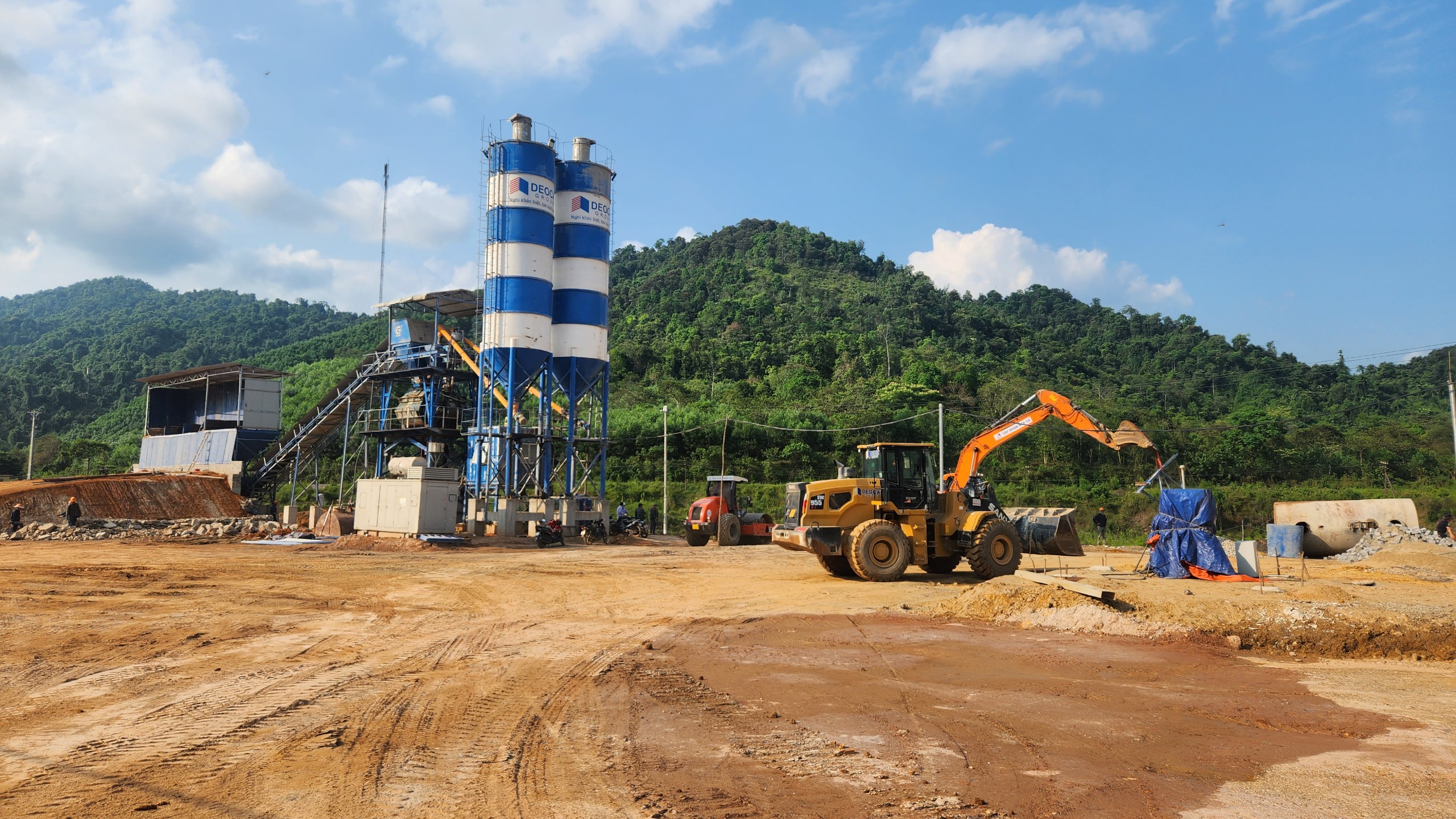 Công nhân dựng lán trong rừng, bạt nút mở đường tàu xuyên đèo Khe Nét- Ảnh 2. Công nhân dựng lán trong rừng, bạt nút mở đường tàu xuyên đèo Khe Nét- Ảnh 2.