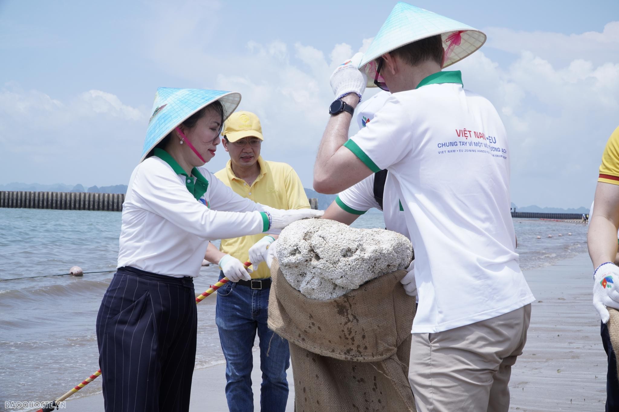 Nâng cao nhận thức và có trách nhiệm với môi trường biển