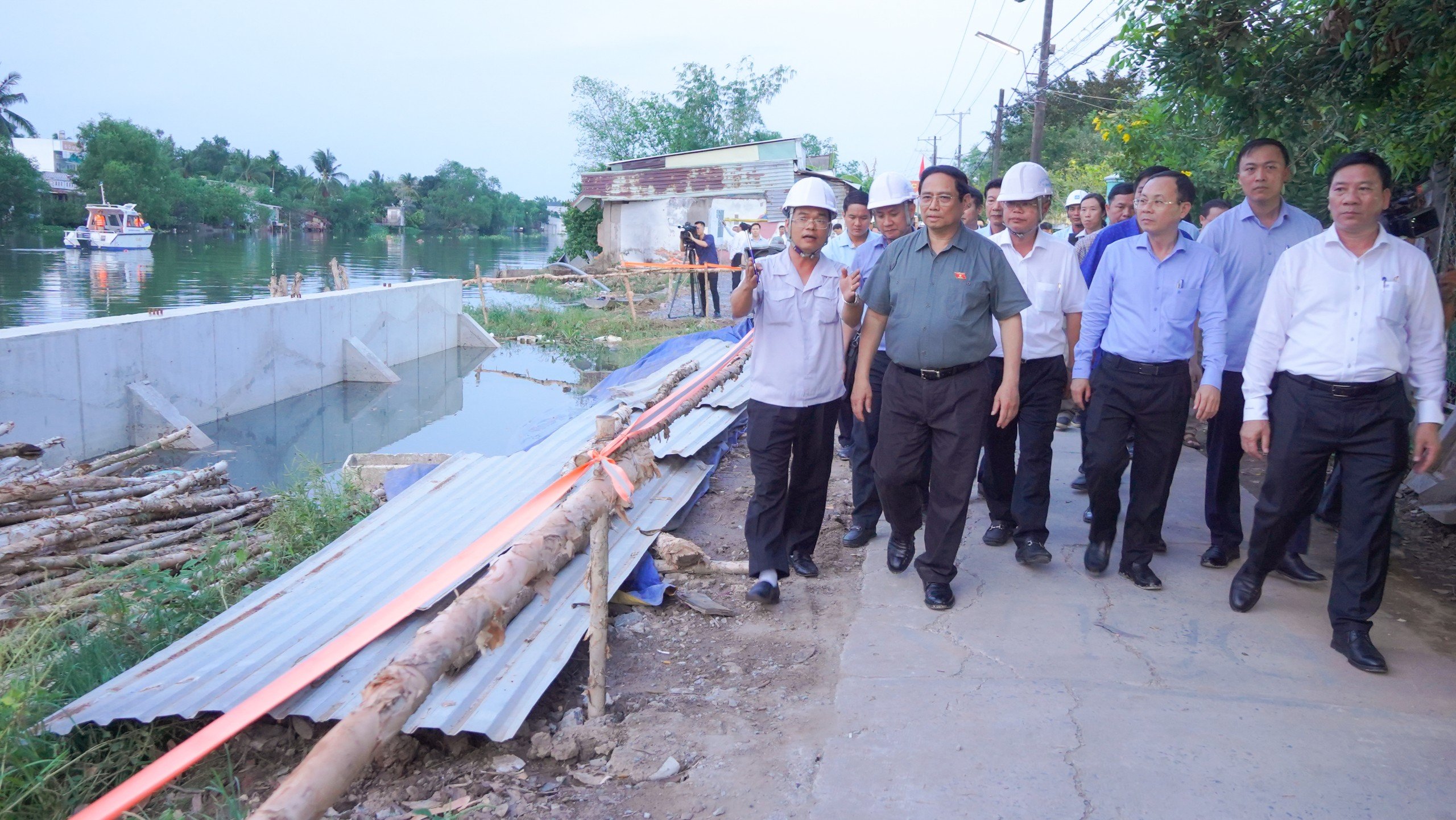 Thủ tướng khảo sát dự án cao tốc Châu Đốc - Cần Thơ -Sóc Trăng- Ảnh 3. Thủ tướng khảo sát hiện trường dự án kè chống sạt lở khẩn cấp sông Trà Nóc, Q.Bình Thủy, TP.Cần Thơ