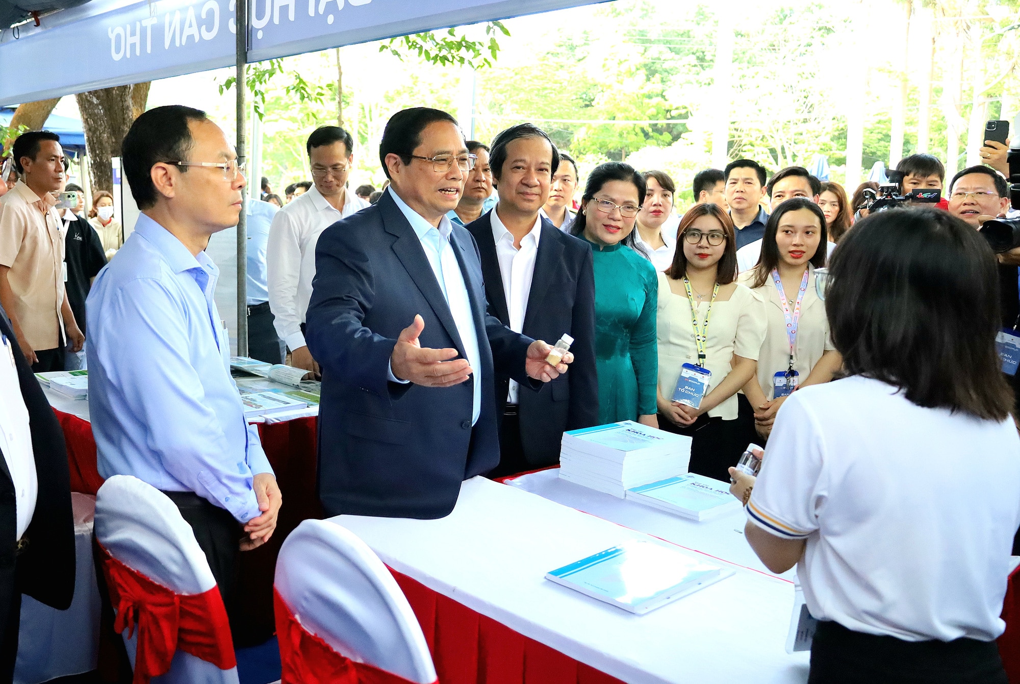 Thủ tướng Phạm Minh Chính tham quan và trò chuyện với học sinh, sinh viên tại các gian hàng - Ảnh: TRUNG PHẠM