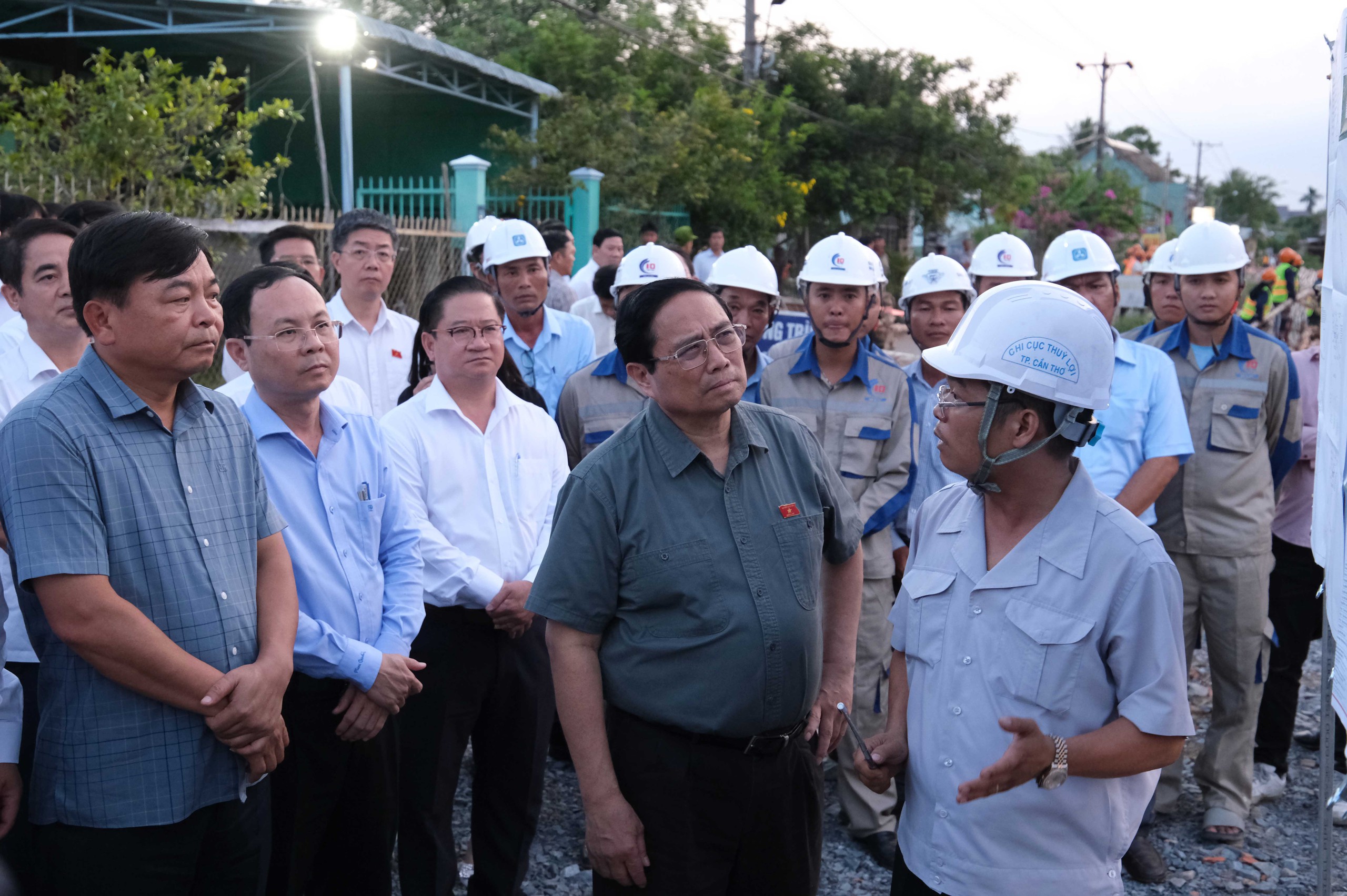 Thủ tướng Phạm Minh Chính khảo sát hiện trường dự án kè chống sạt lở khẩn cấp ở Cần Thơ- Ảnh 2.