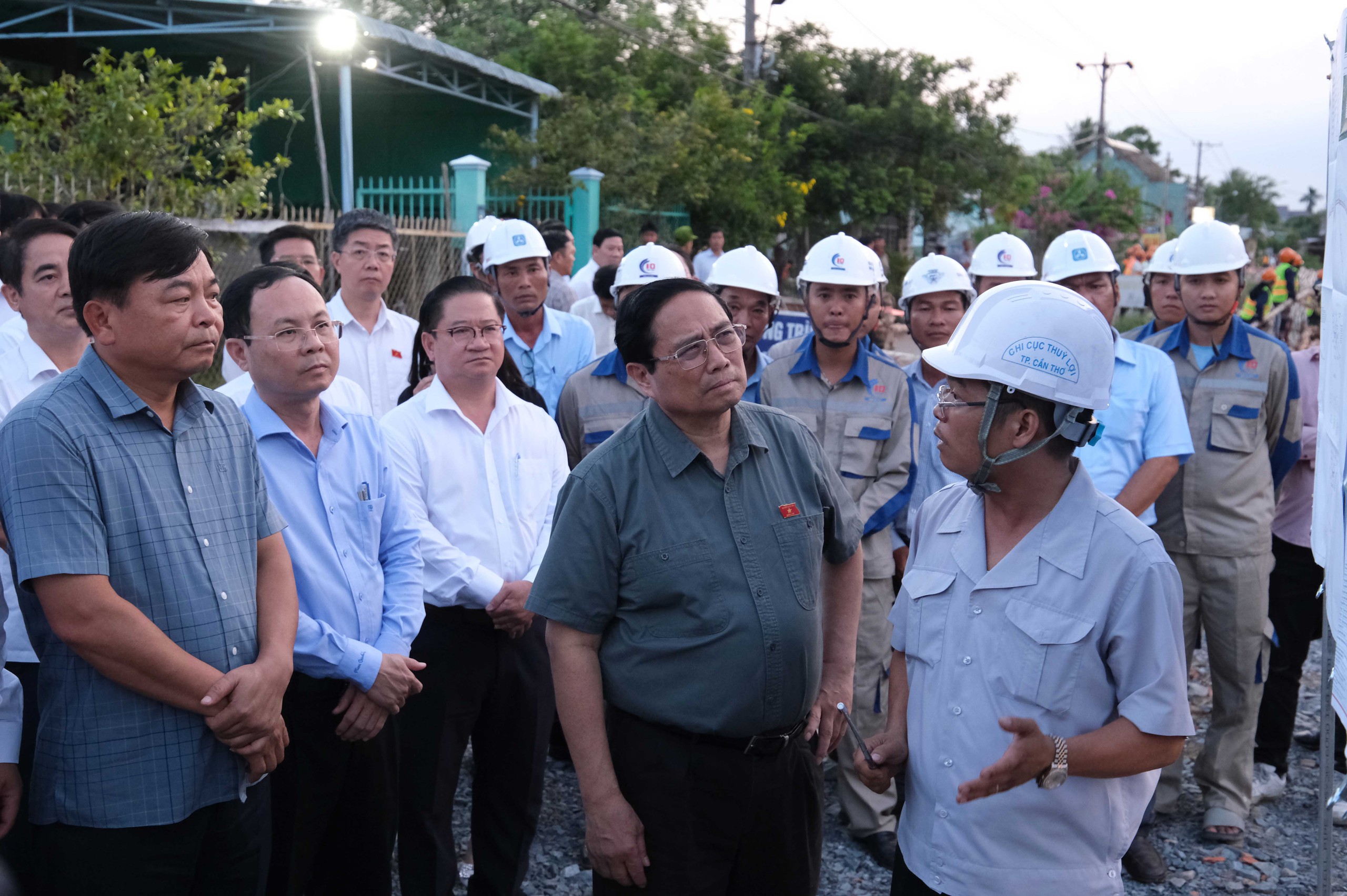 Thủ tướng Phạm Minh Chính khảo sát hiện trường dự án kè chống sạt lở khẩn cấp ở Cần Thơ- Ảnh 2. Thủ tướng Phạm Minh Chính khảo sát hiện trường dự án kè chống sạt lở khẩn cấp ở Cần Thơ- Ảnh 2.
