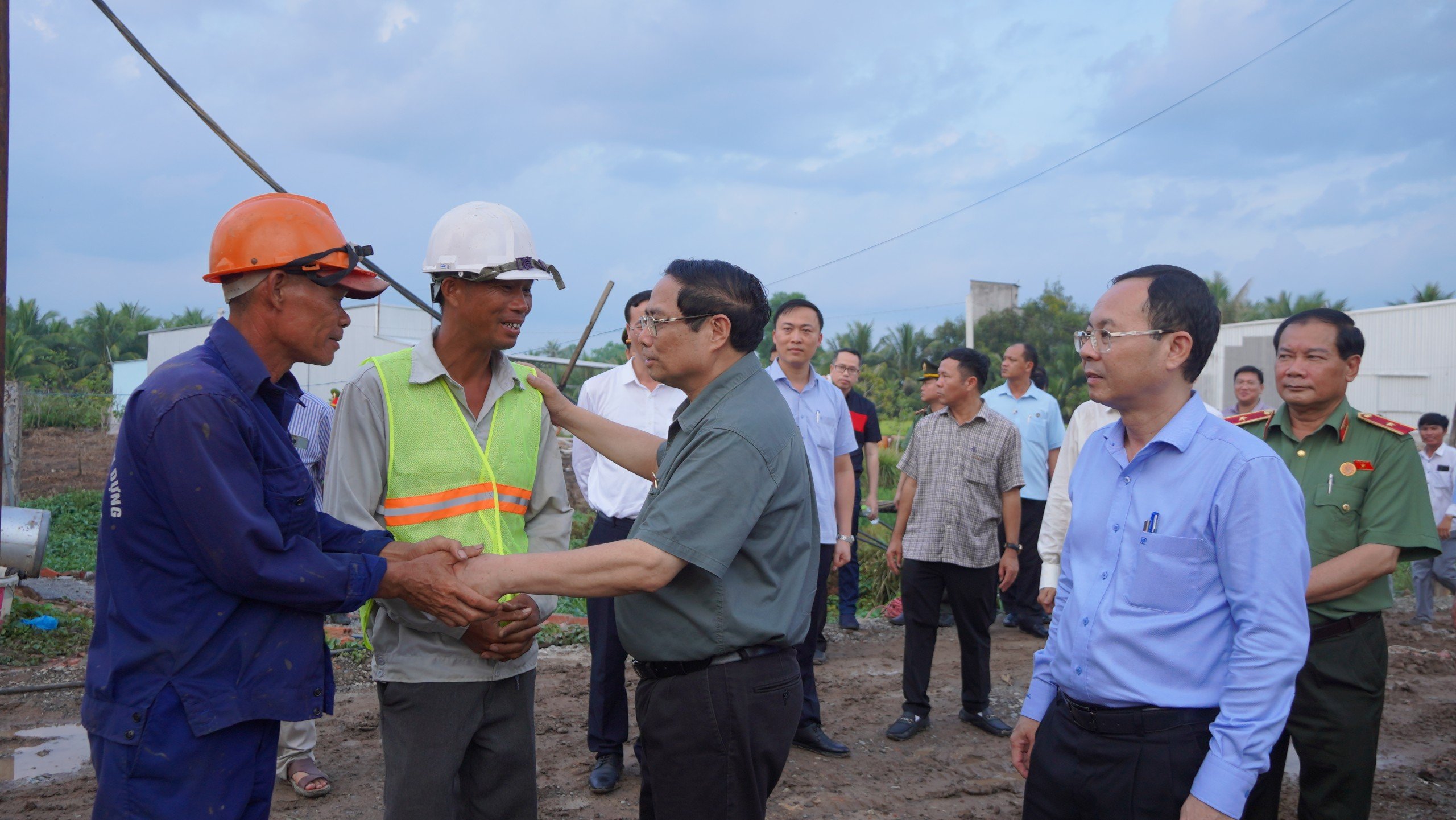 Thủ tướng Phạm Minh Chính khảo sát hiện trường dự án kè chống sạt lở khẩn cấp ở Cần Thơ- Ảnh 3. Thủ tướng Phạm Minh Chính khảo sát hiện trường dự án kè chống sạt lở khẩn cấp ở Cần Thơ- Ảnh 3.