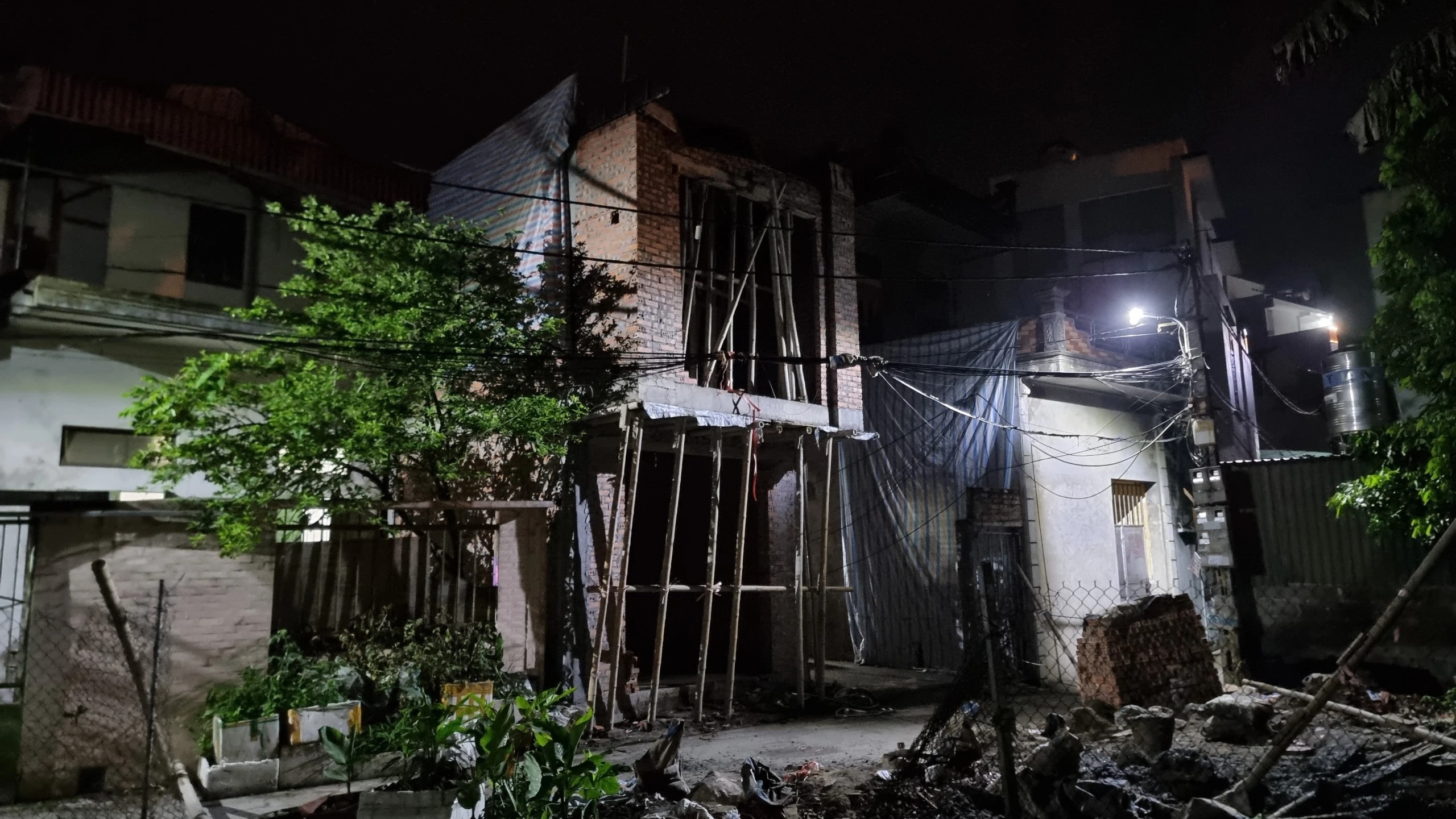 Xe bê tông đang đổ mái nhà ở Thái Bình bị sập cẩu, nhiều người bị thương- Ảnh 2.