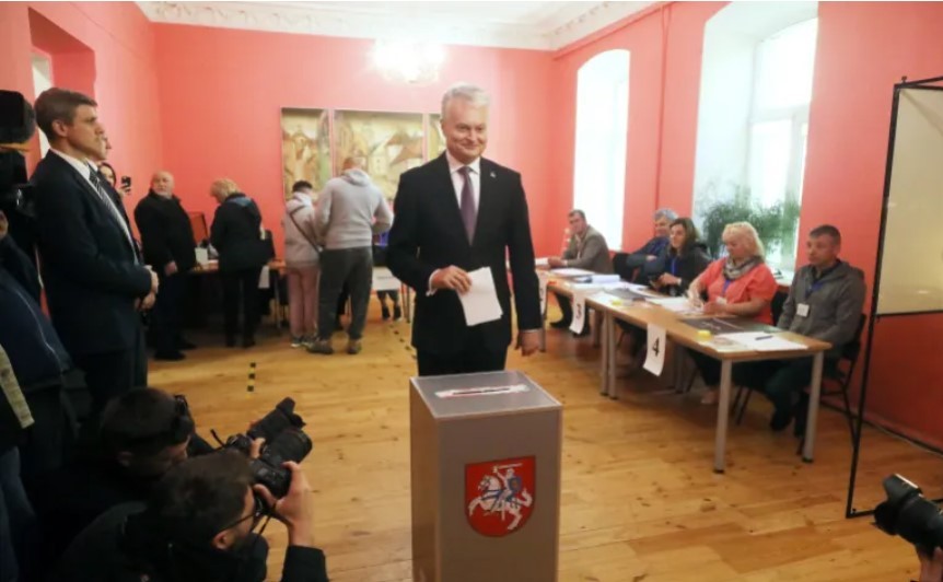 Tổng thống Gitanas Nausea bỏ phiếu ở Vilnius. (Nguồn: AFP)