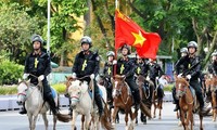 Cảnh sát cơ động kỵ binh diễu hành trong đêm Nhạc hội Cảnh sát các nước ASEAN